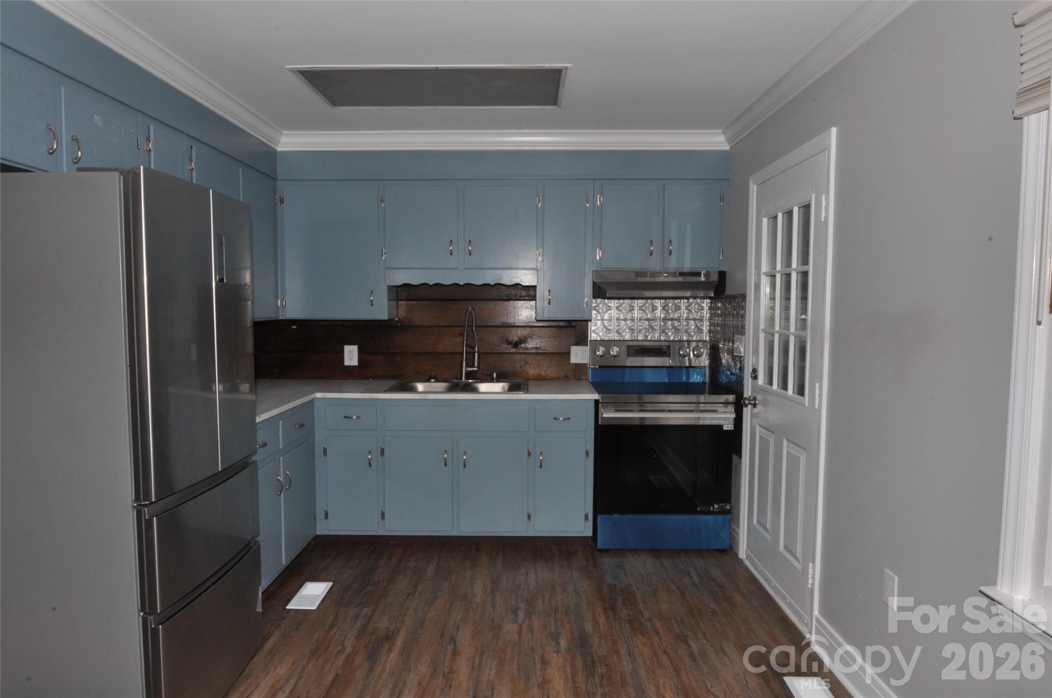 554 Gardendale Circle Property Photo 2