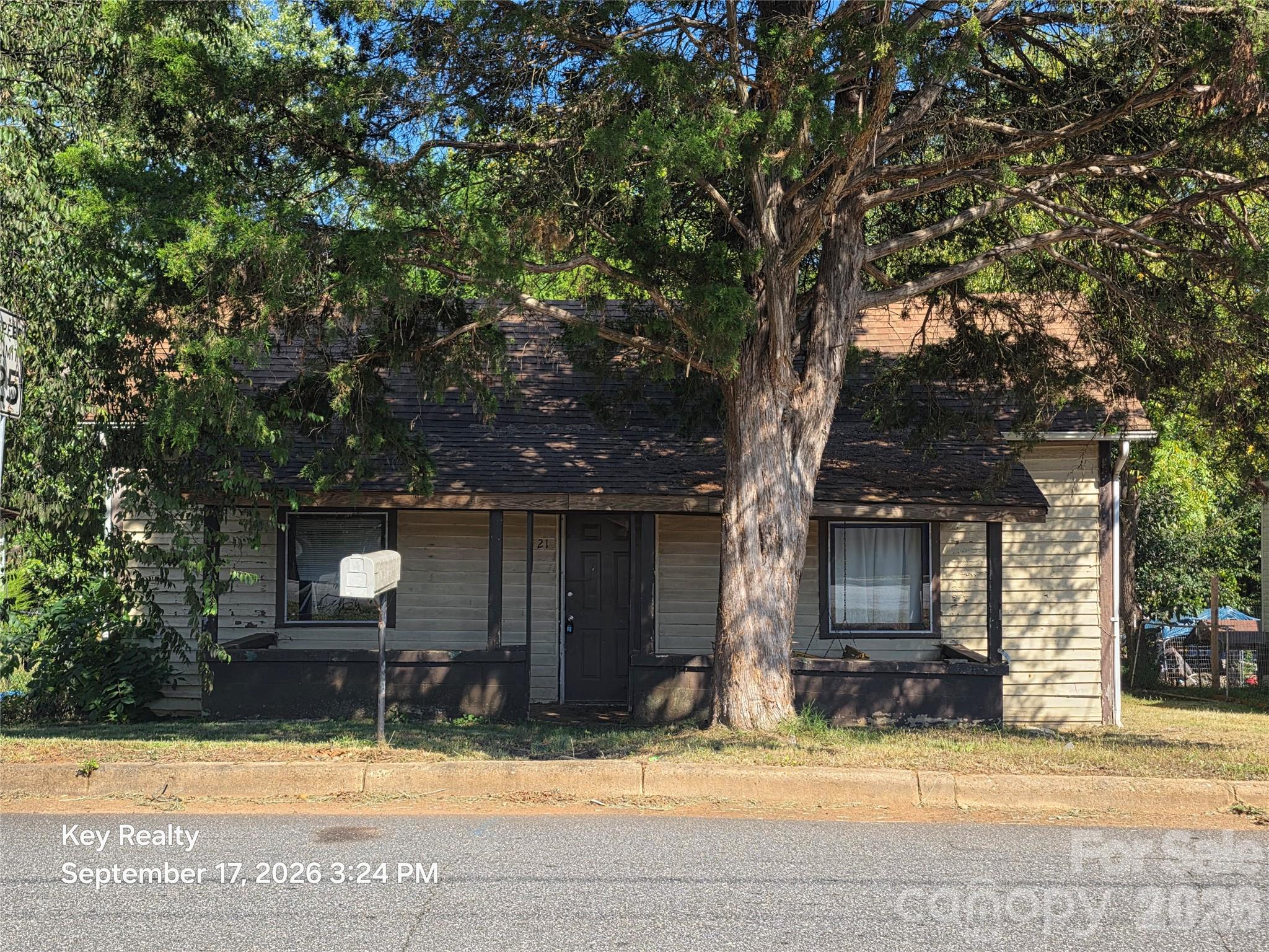521 N Davis Avenue Property Photo 1