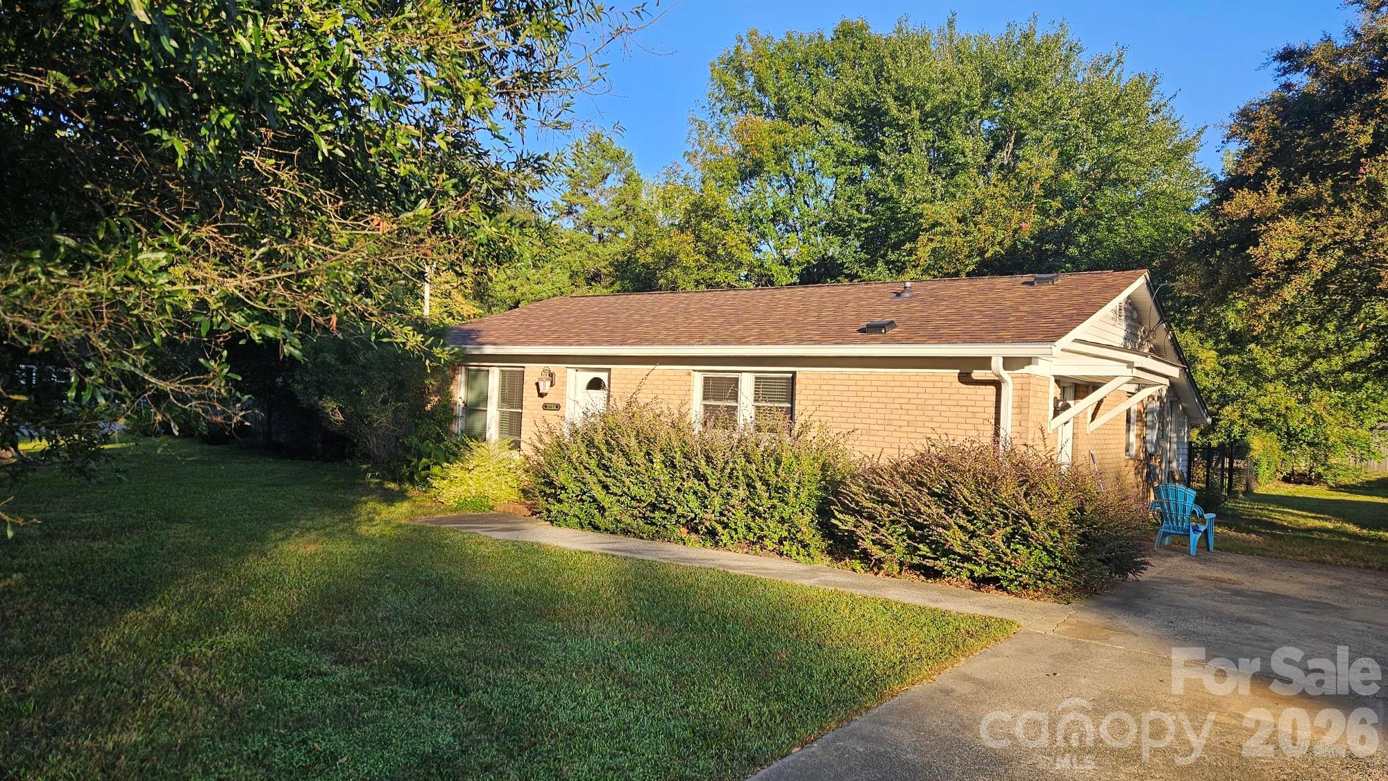 5704 Hillcrest Circle Property Photo 1