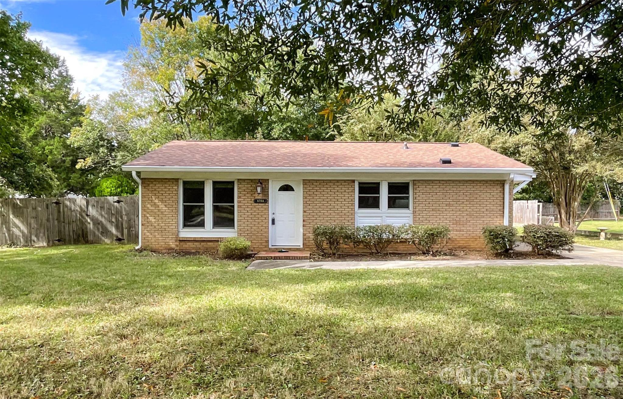 5704 Hillcrest Circle Property Photo 1