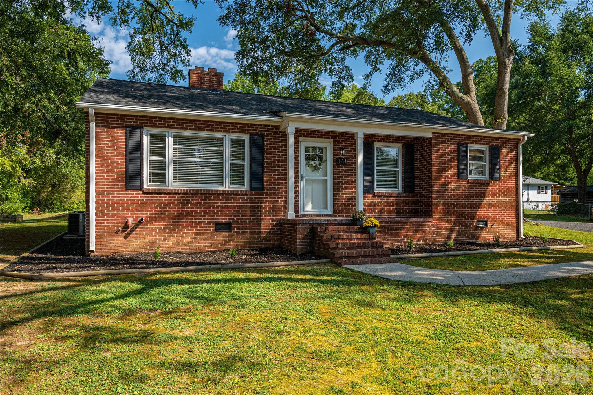 123 E Dixon Street Property Photo 4