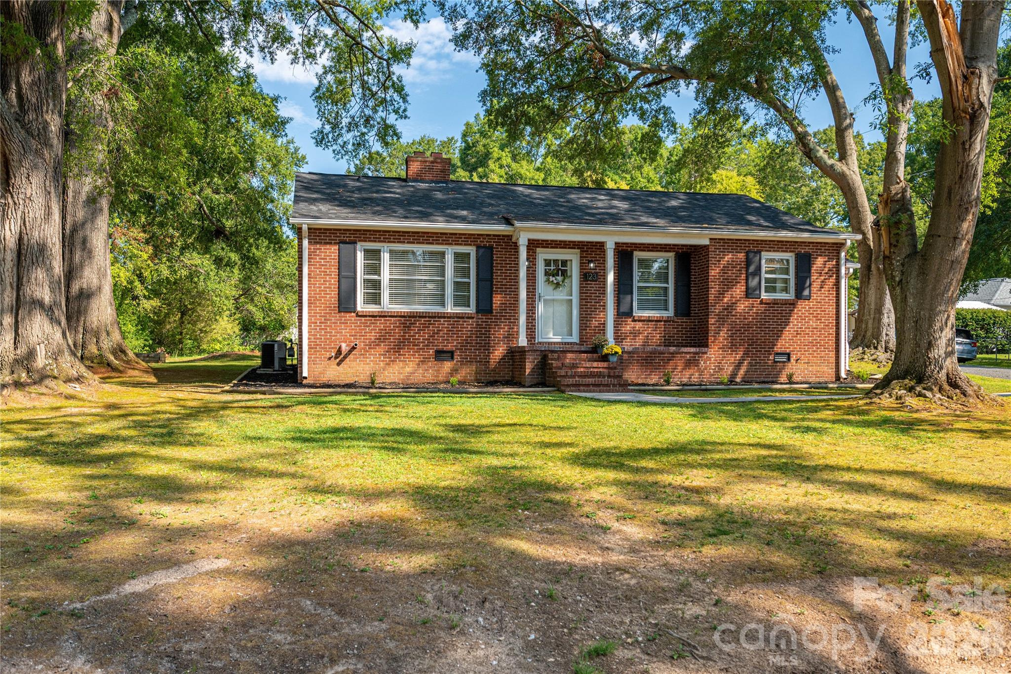 123 E Dixon Street Property Photo 7