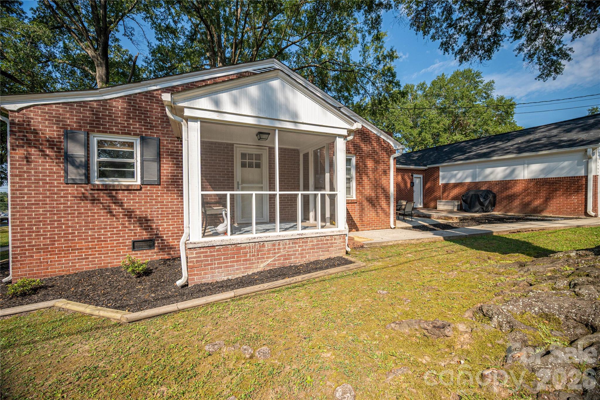 123 E Dixon Street Property Photo 10