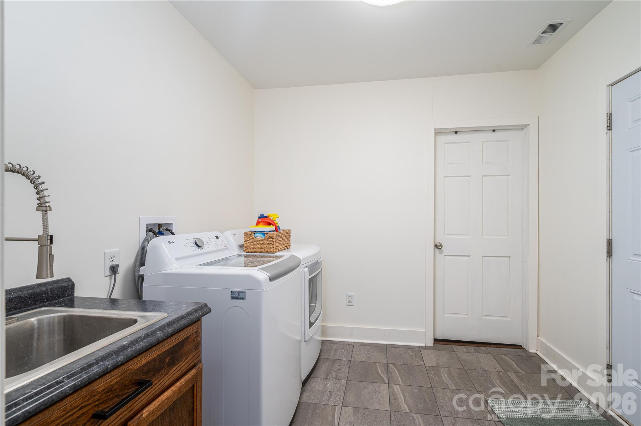 123 E Dixon Street Property Photo 18