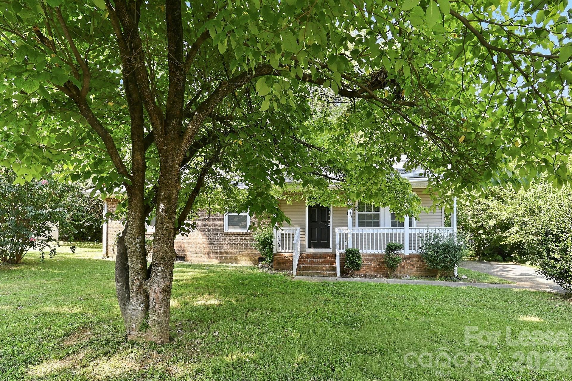910 Canton Place Property Photo 1