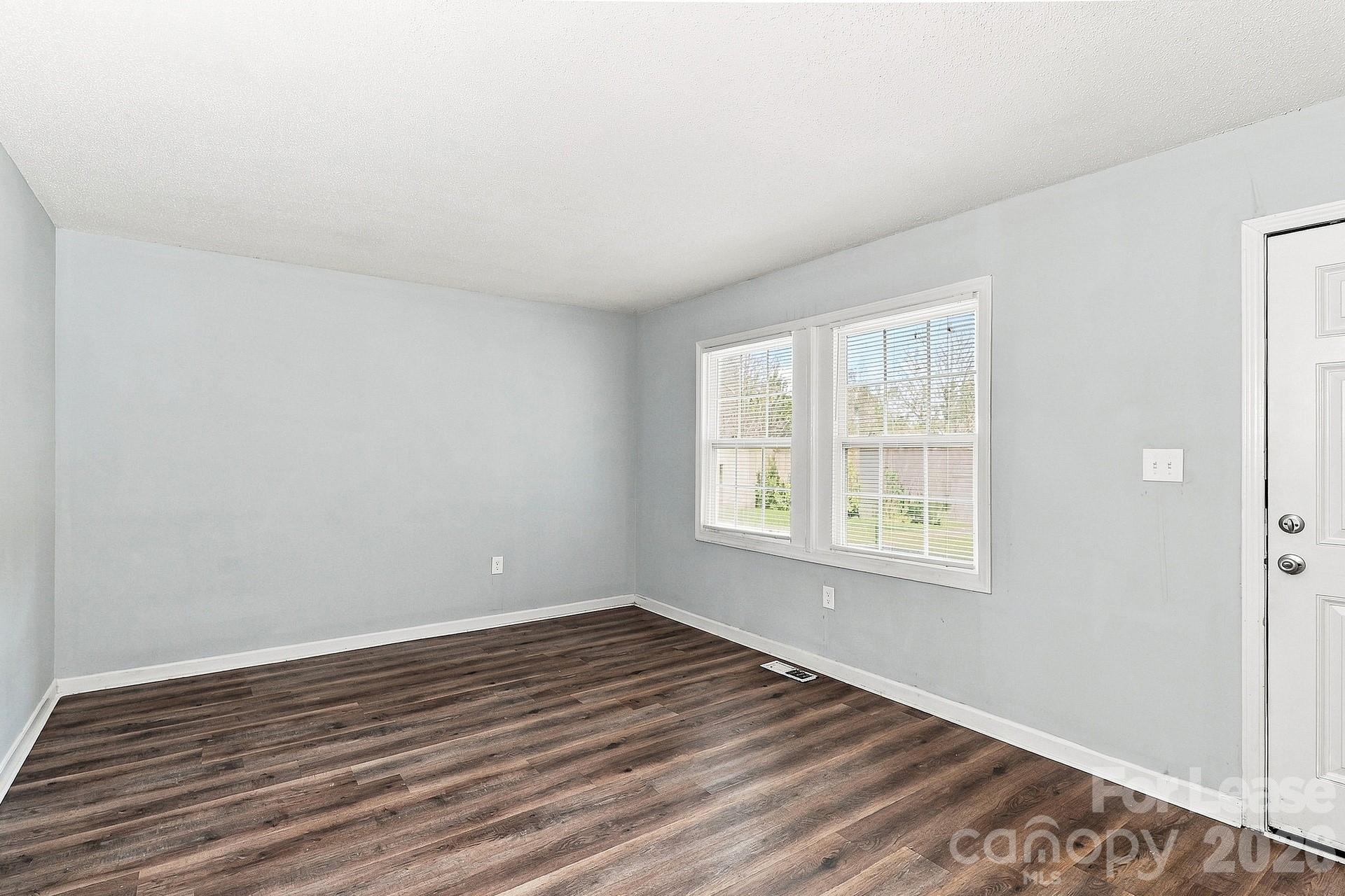 910 Canton Place Property Photo 5