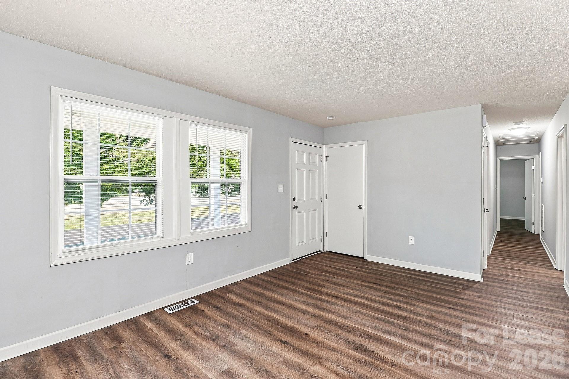 910 Canton Place Property Photo 6