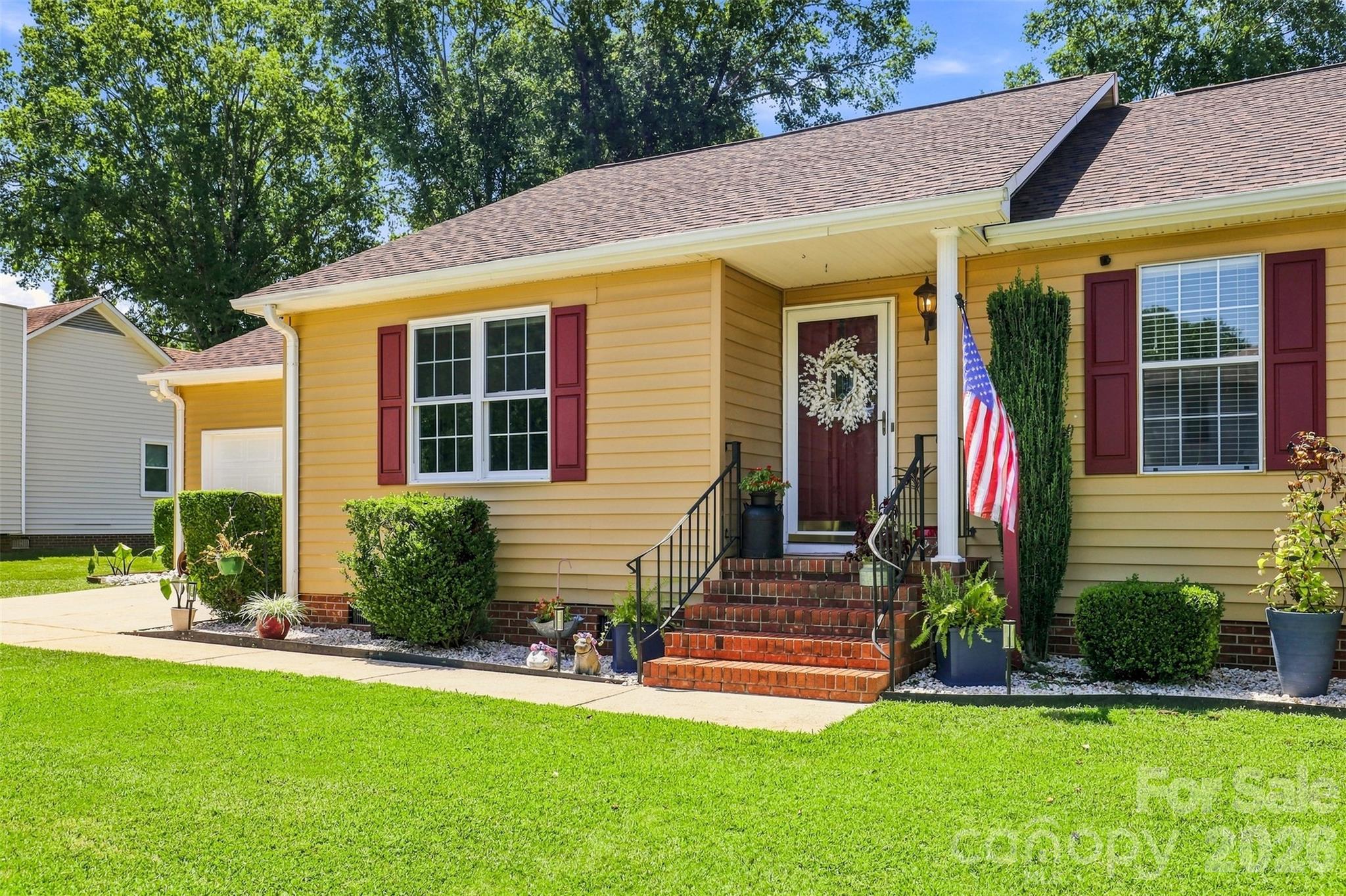 1009 Willow Run Road Property Photo 2