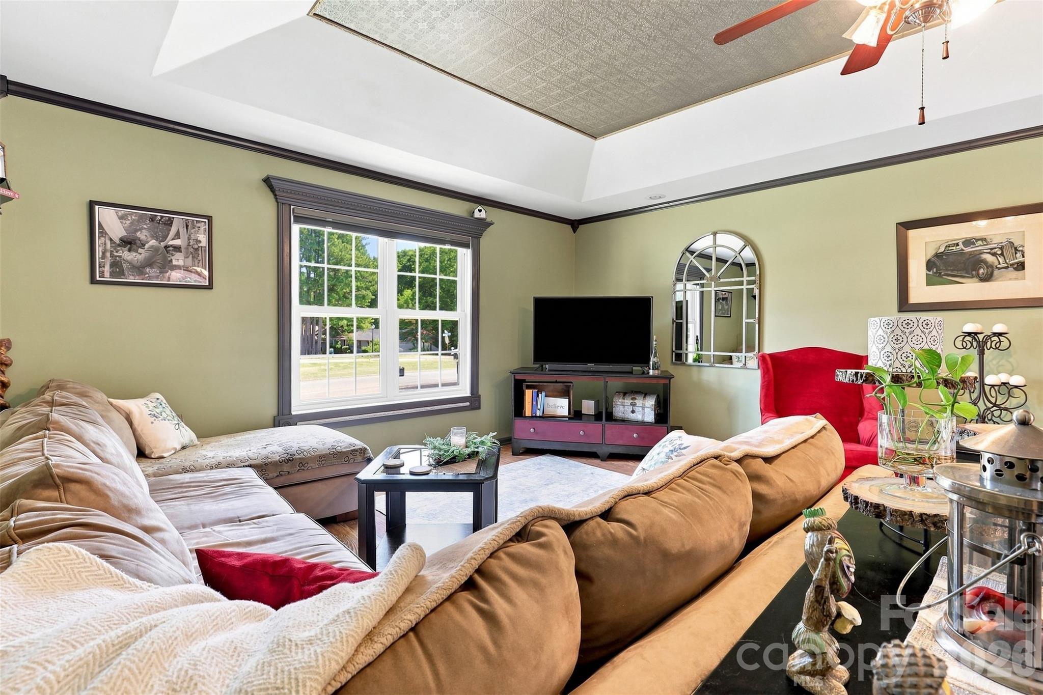 1009 Willow Run Road Property Photo 6