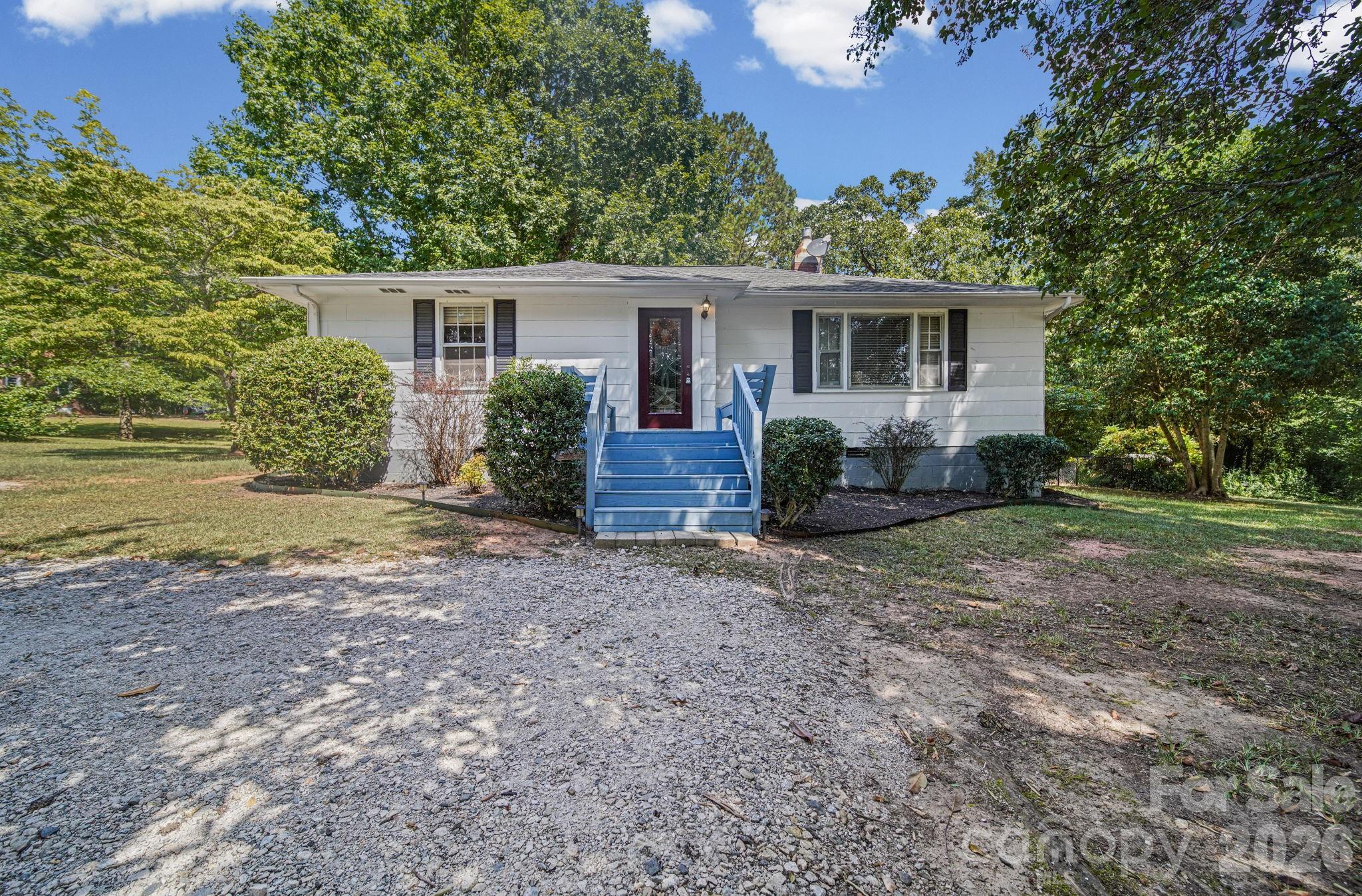 823 Great Falls Highway Property Photo 1
