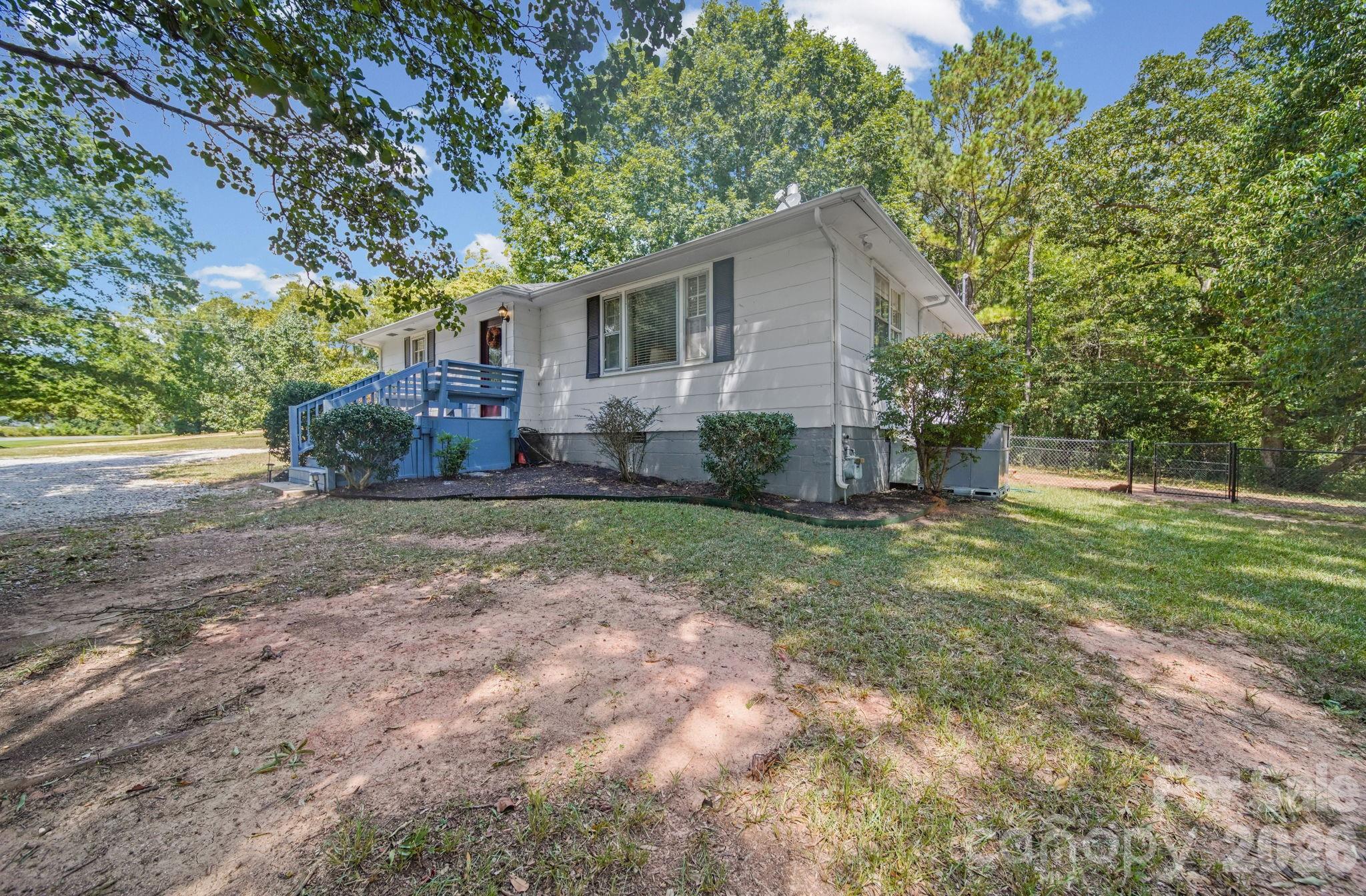 823 Great Falls Highway Property Photo 2