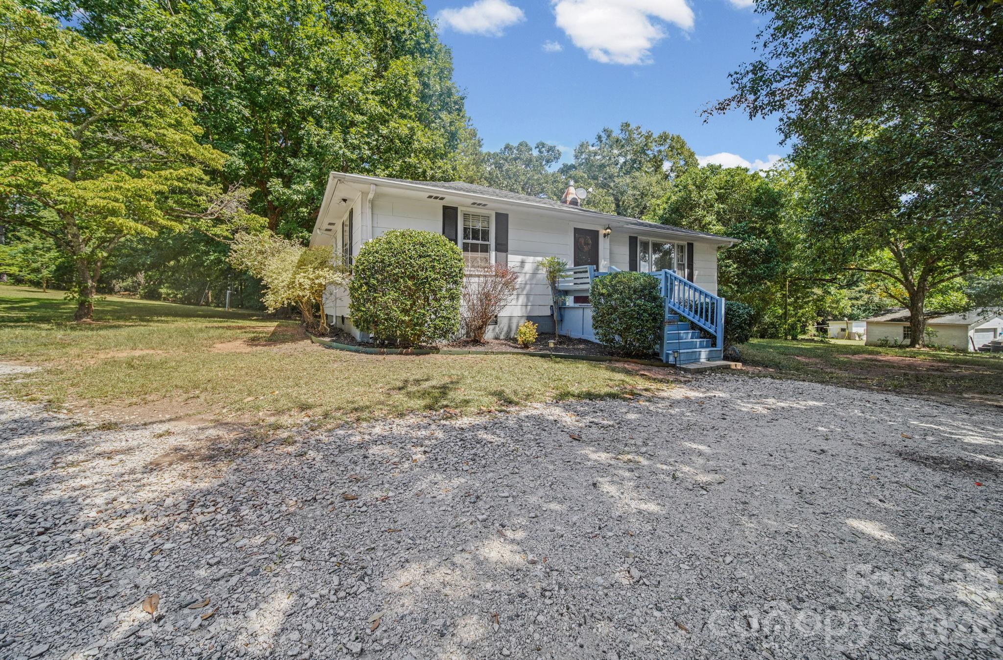 823 Great Falls Highway Property Photo 3