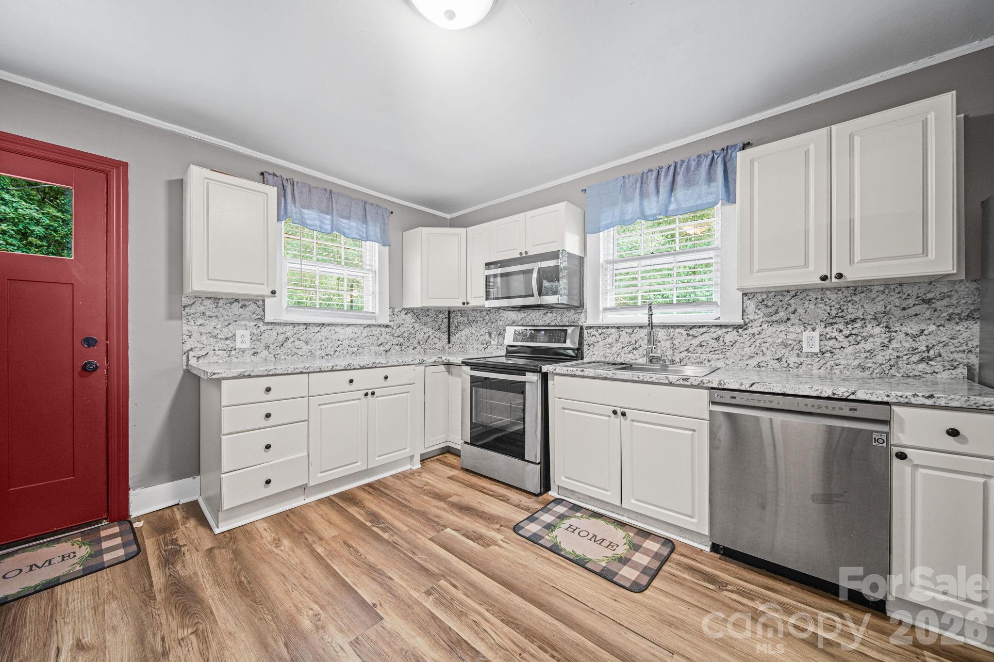 823 Great Falls Highway Property Photo 11
