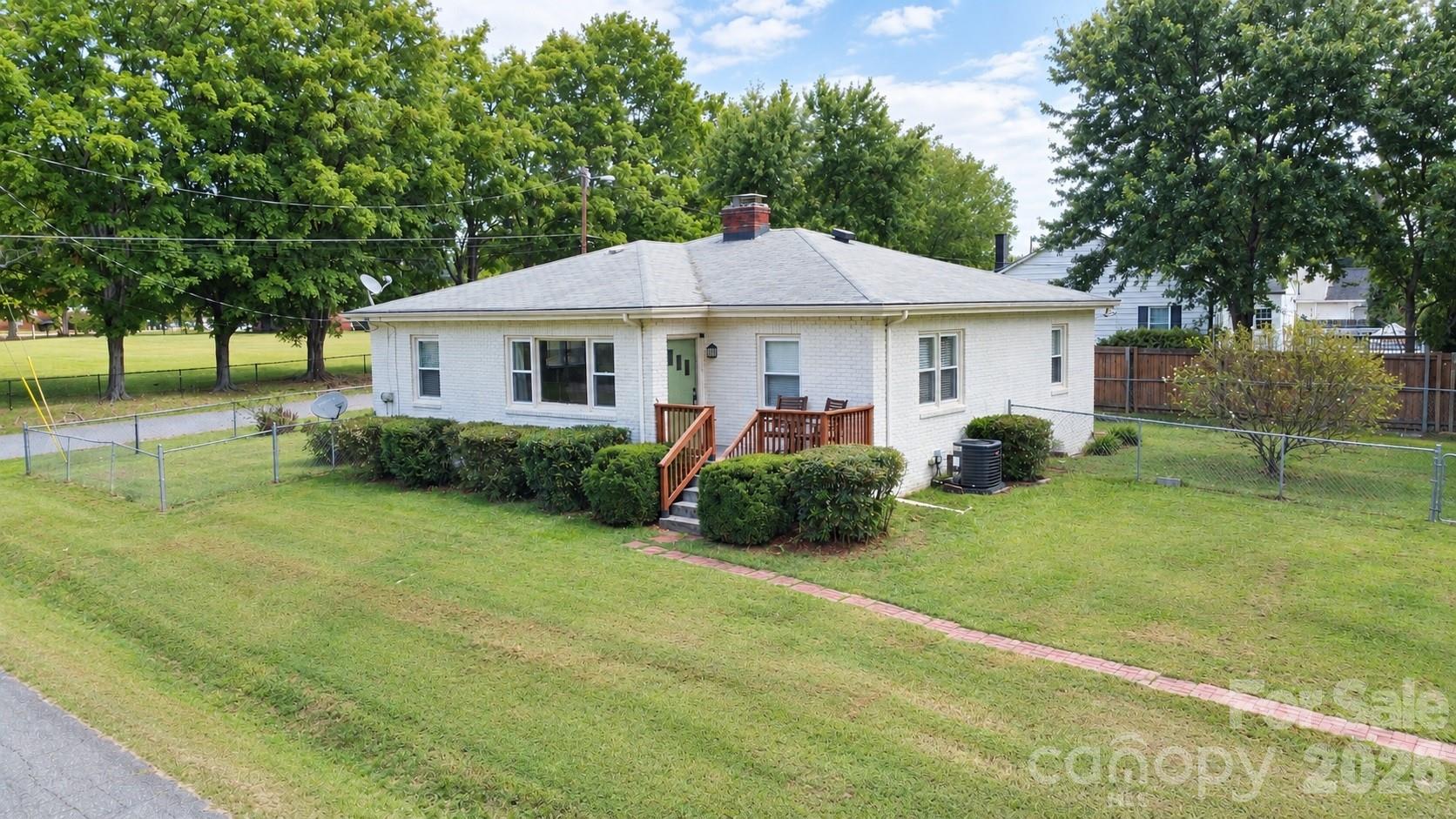 2000 Clay Street Property Photo 24