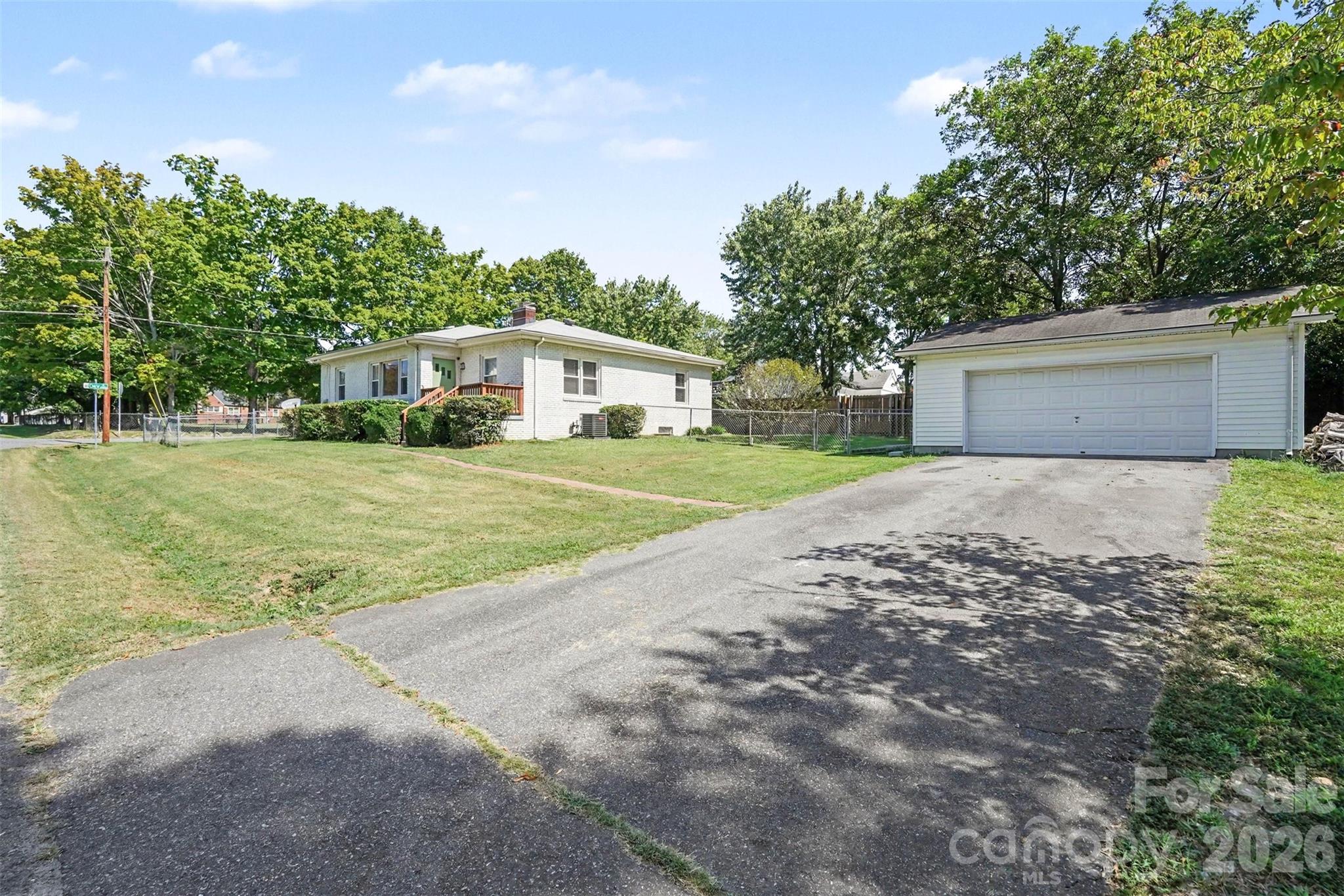 2000 Clay Street Property Photo 26