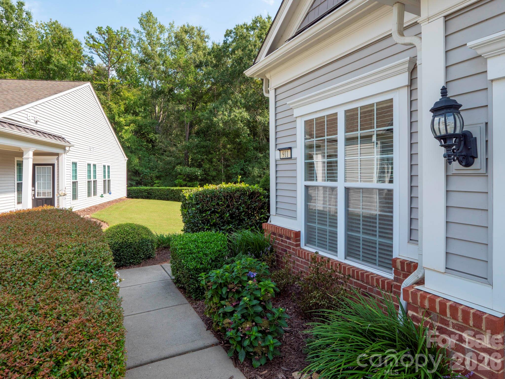 911 Lily Magnolia Court Property Photo 2