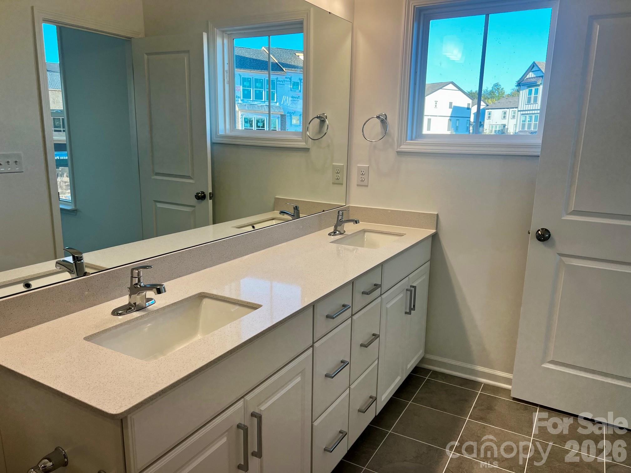 2025 Hawksworth Lane Property Photo 4