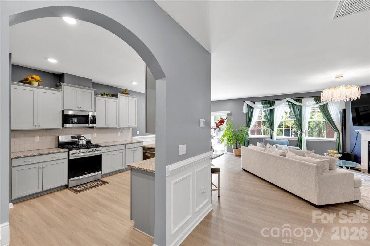 14727 Superior Street Property Photo 9