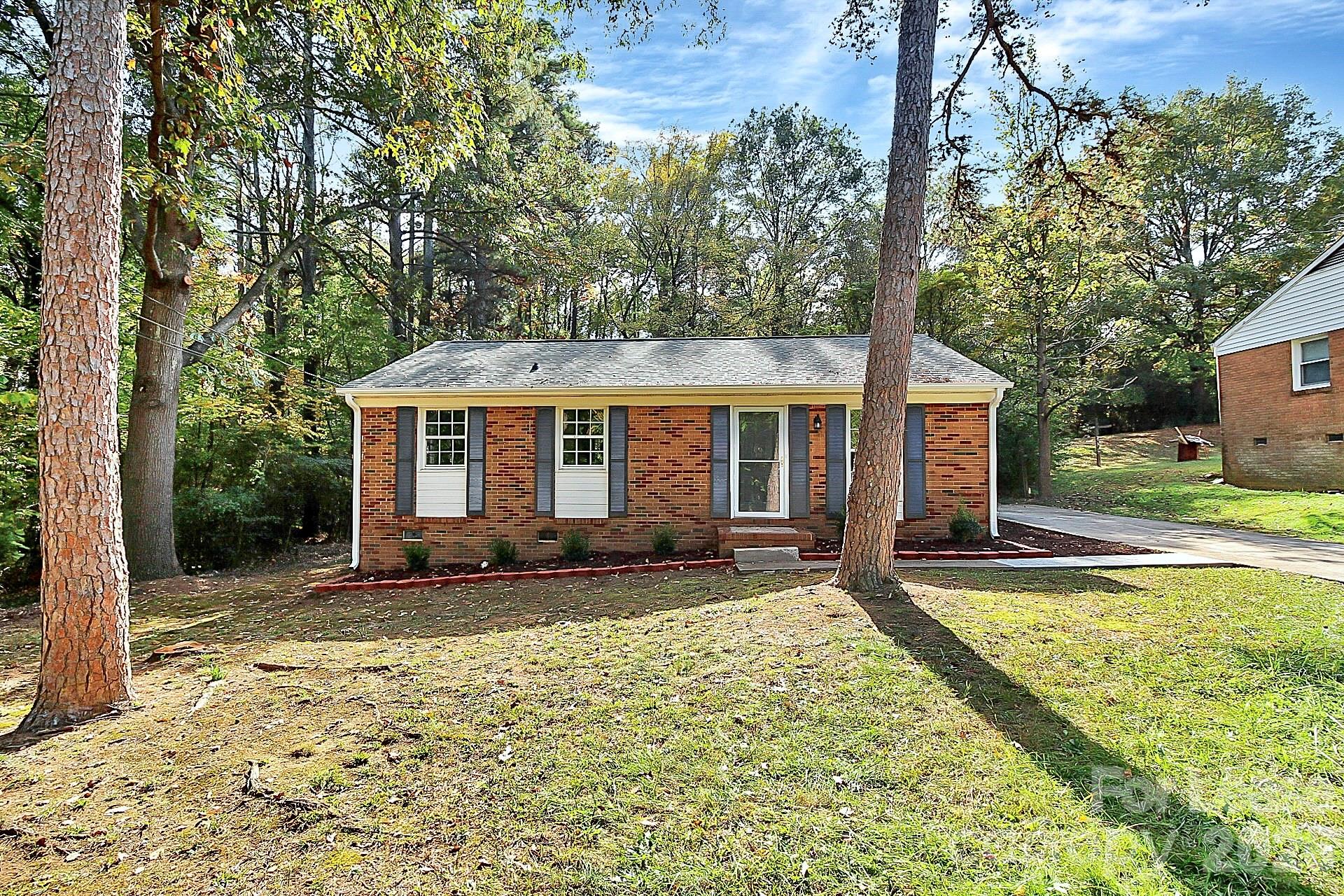 2310 Eastview Circle Property Photo 1