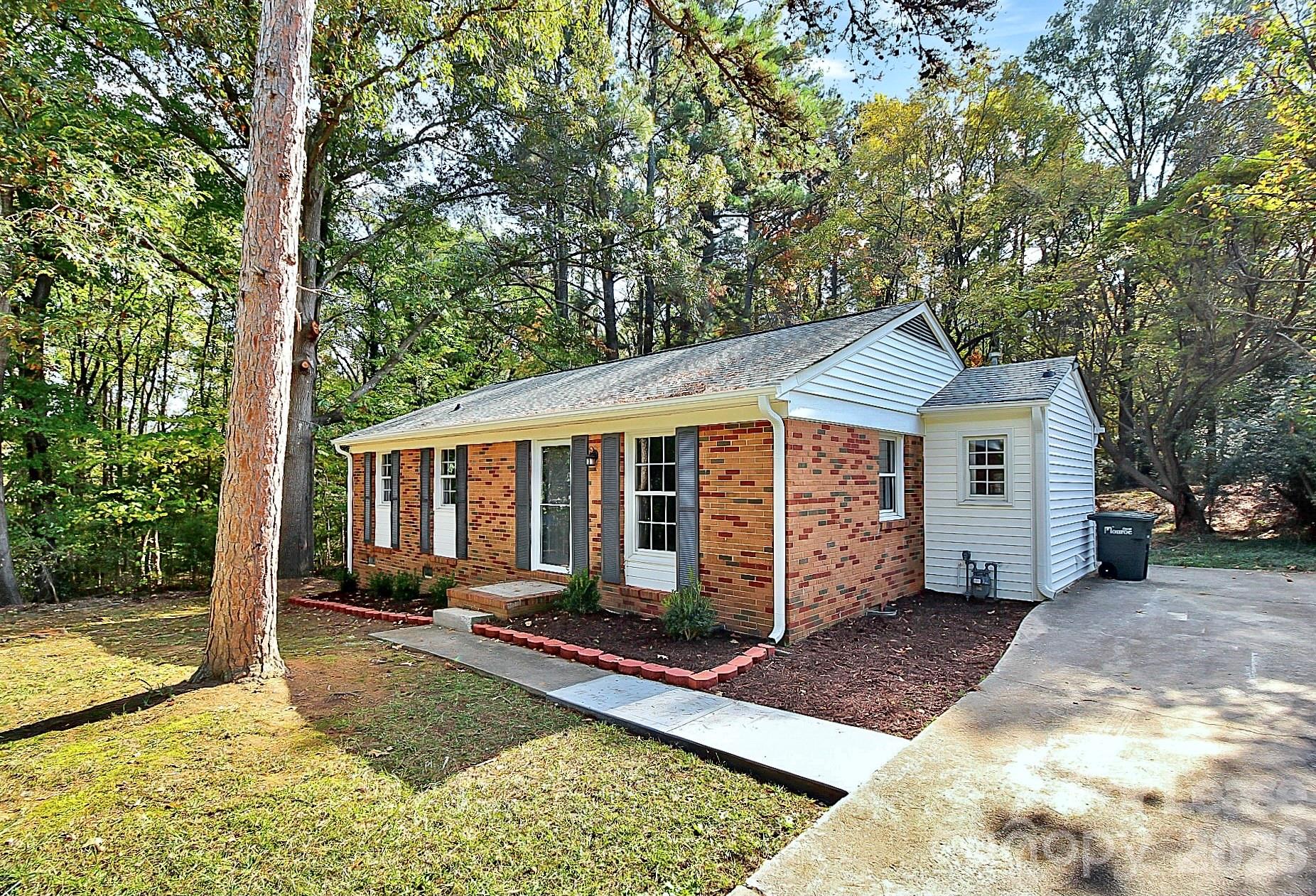 2310 Eastview Circle Property Photo 2