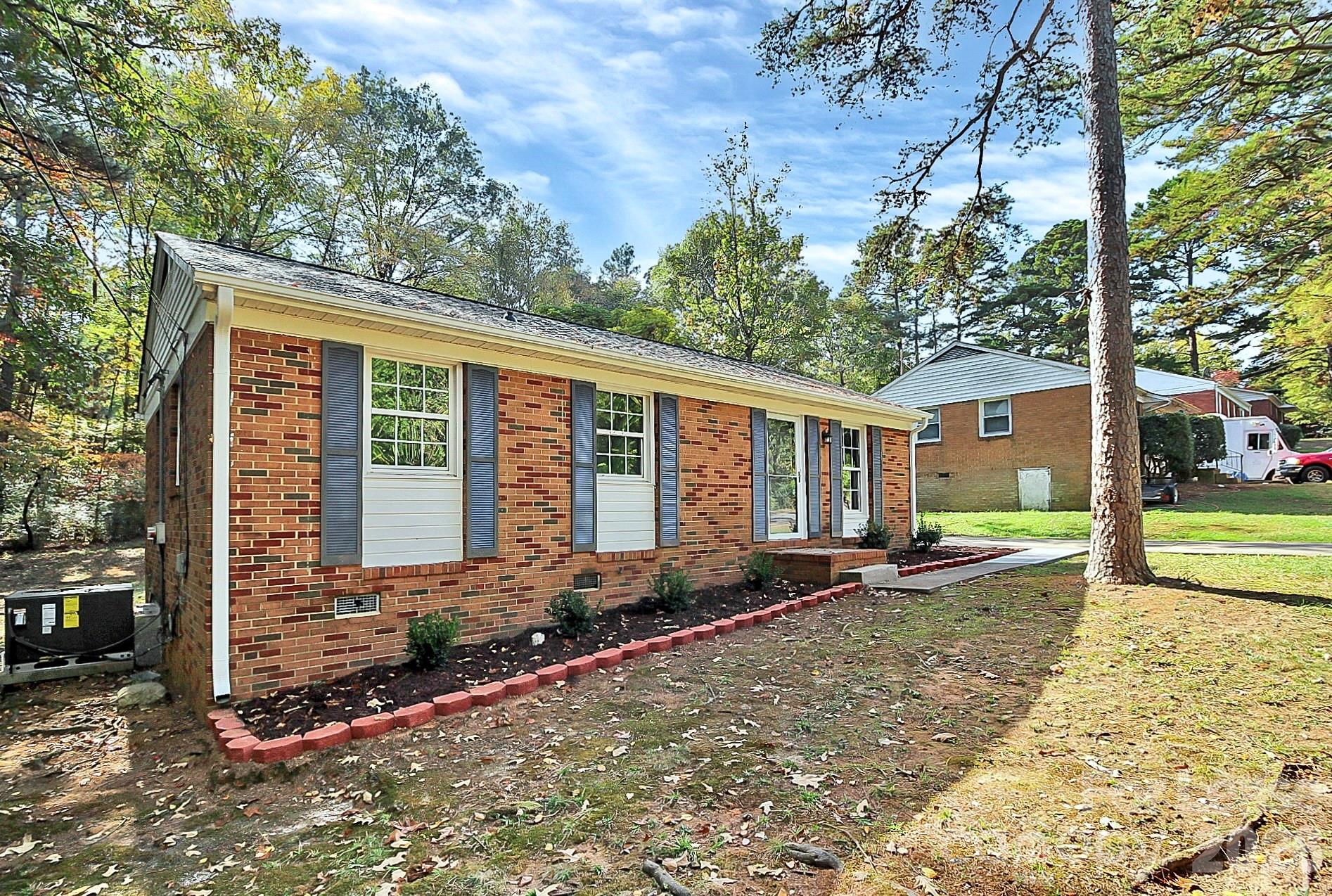 2310 Eastview Circle Property Photo 3