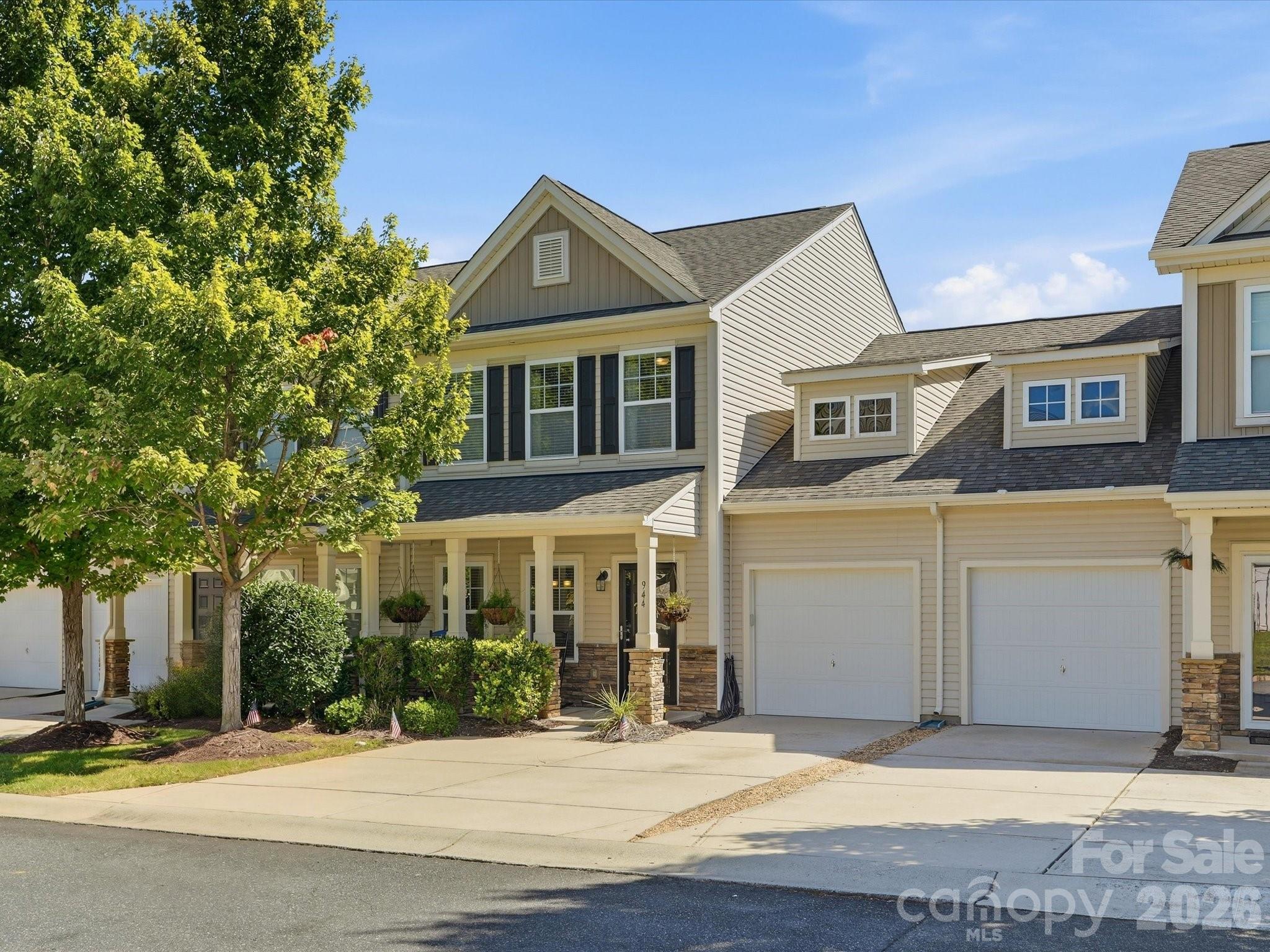 944 Summerlake Drive Property Photo 1