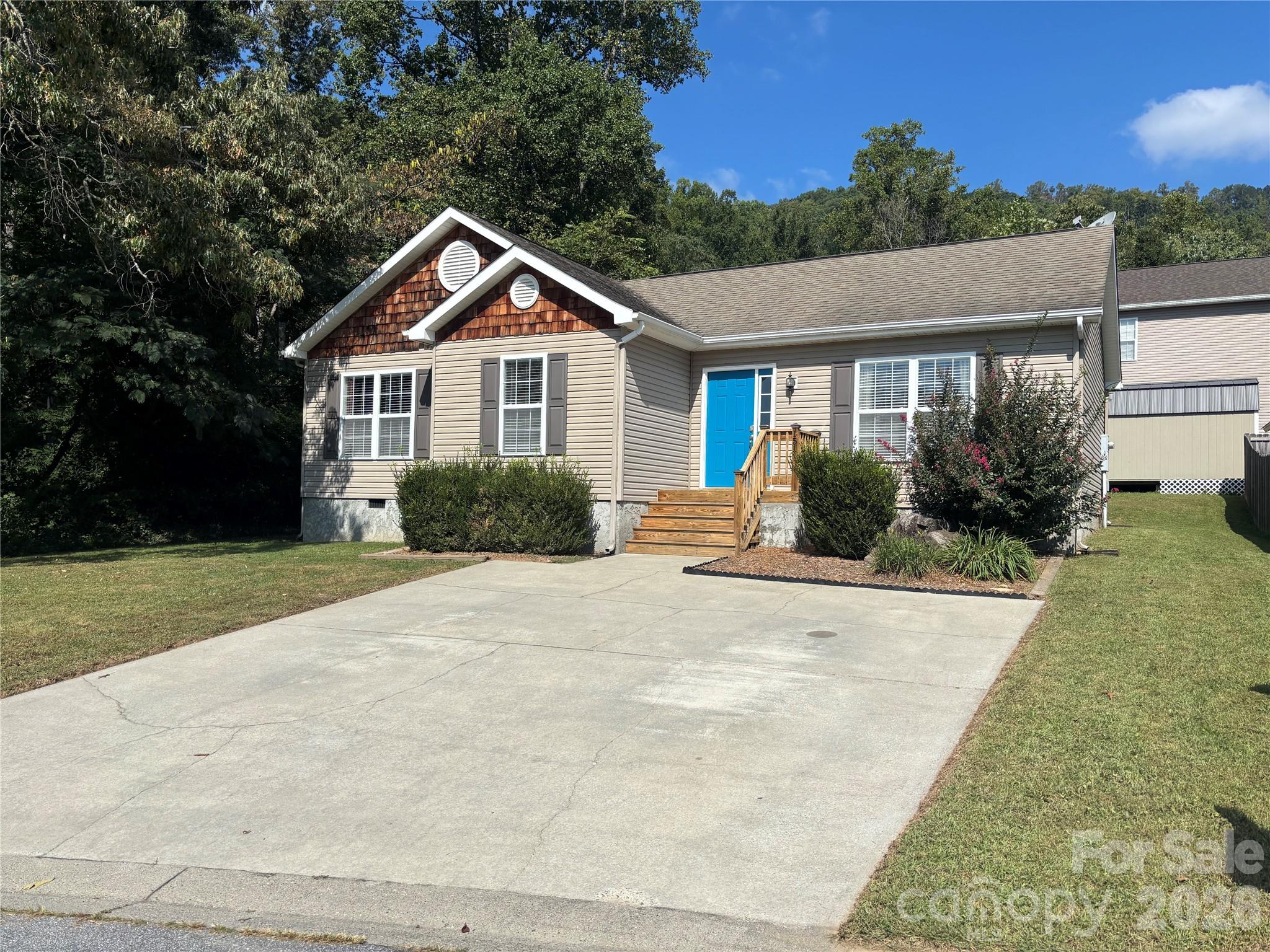 151 W Newberry Drive Property Photo 1
