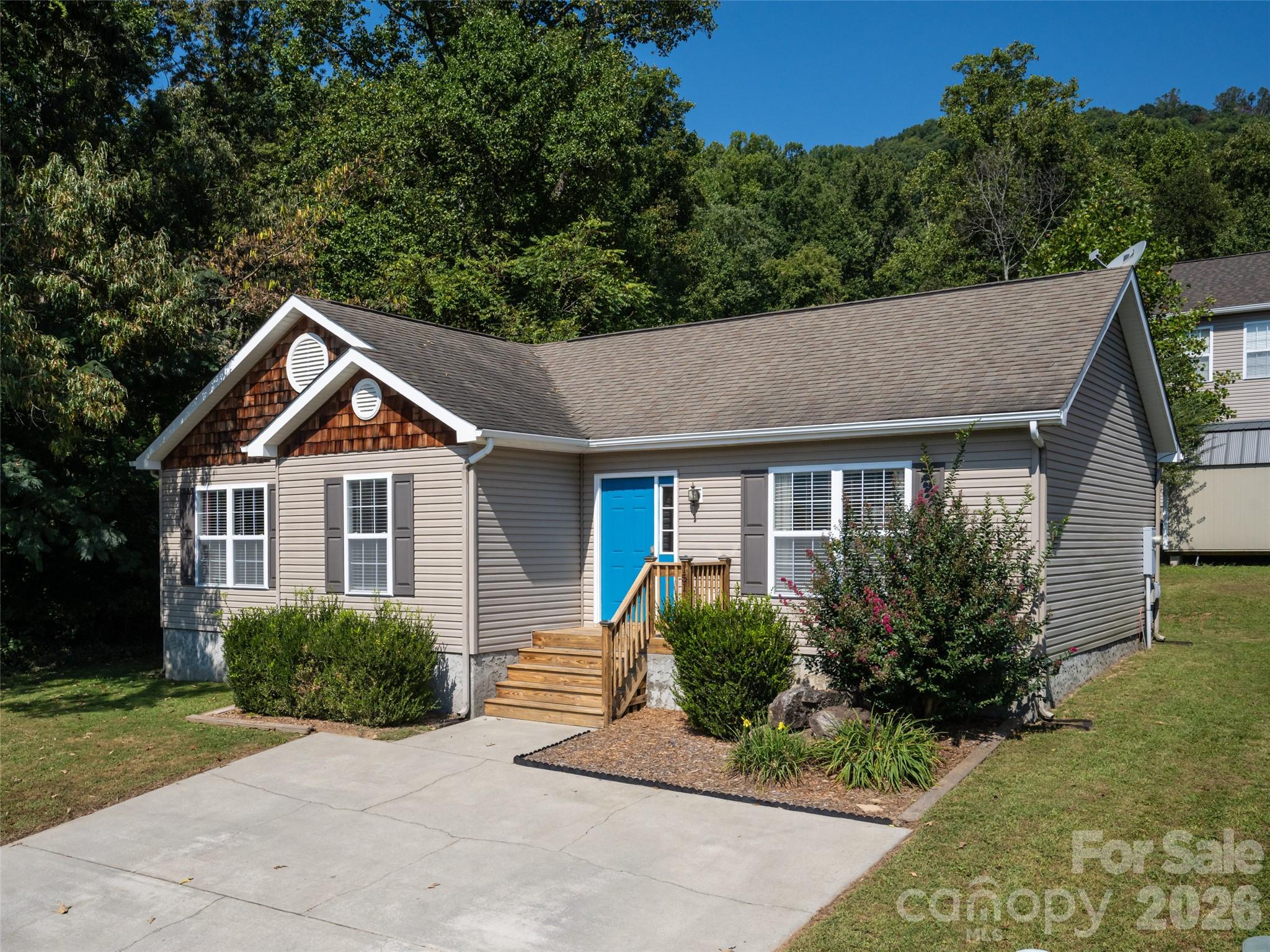 151 W Newberry Drive Property Photo 1