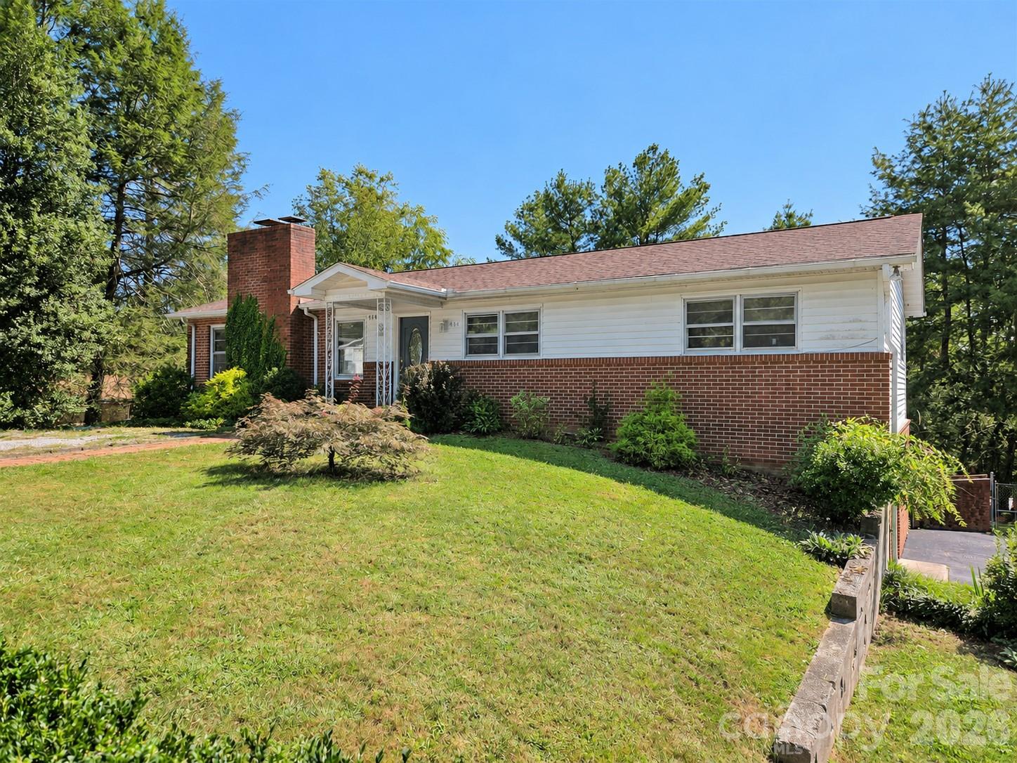 414 Heather Circle Property Photo 1