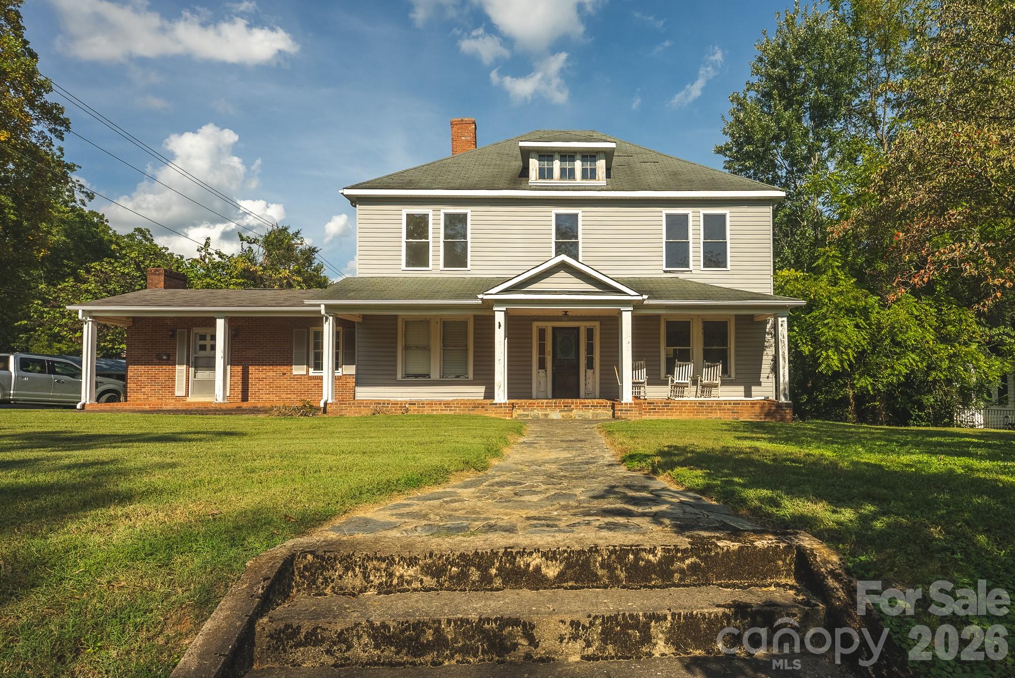 12 1st Avenue Drive Property Photo 2