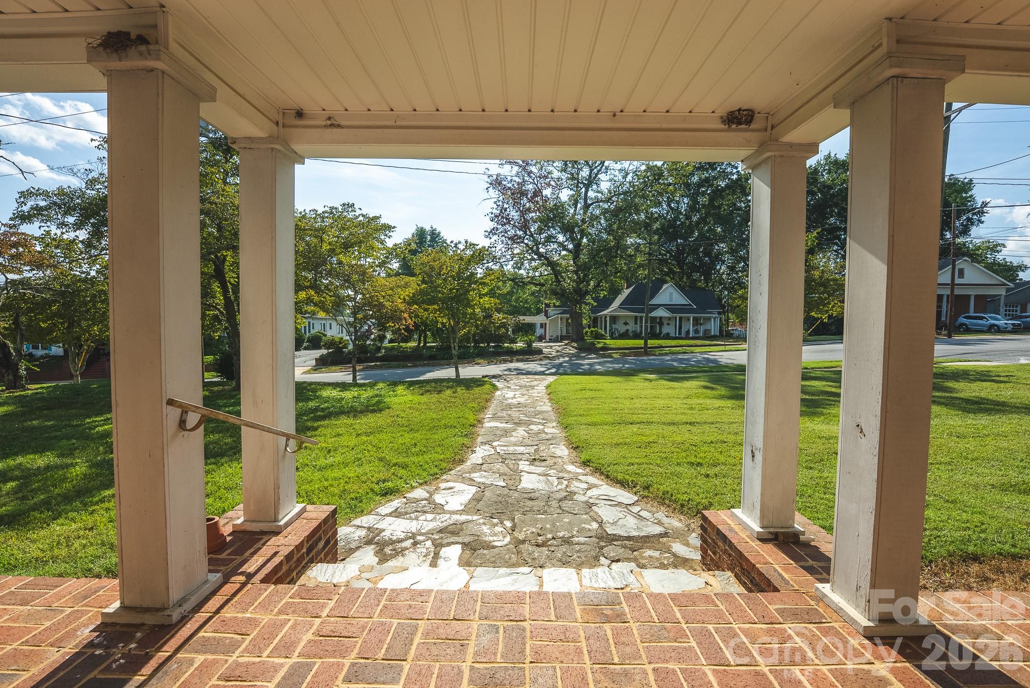 12 1st Avenue Drive Property Photo 9