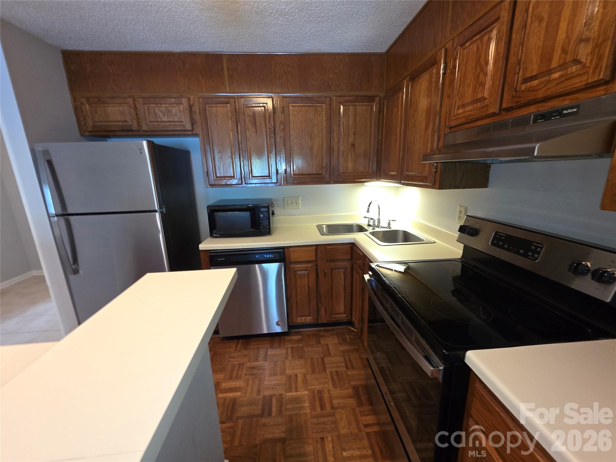 323 Northwest Drive Property Photo 3