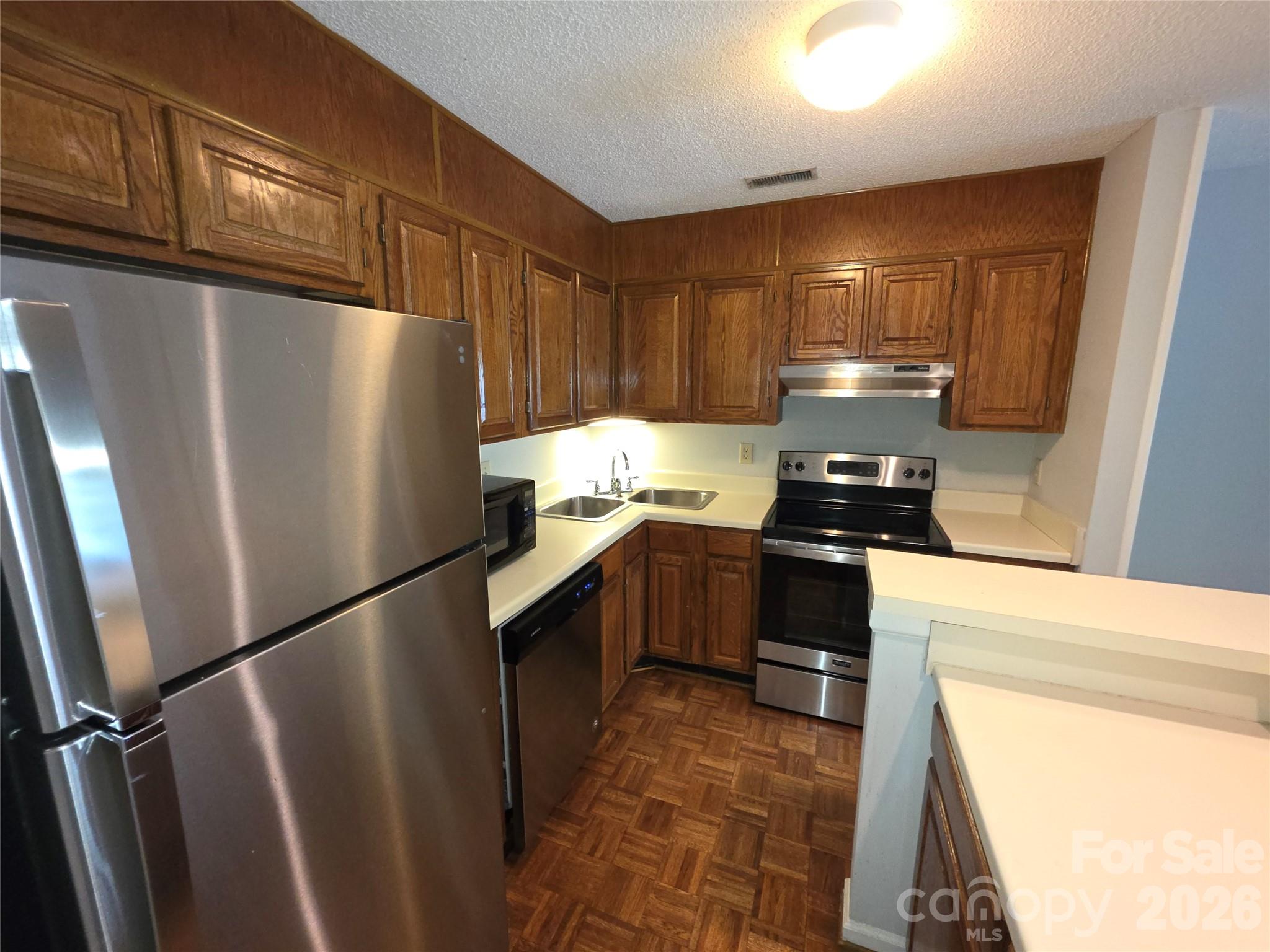 323 Northwest Drive Property Photo 4