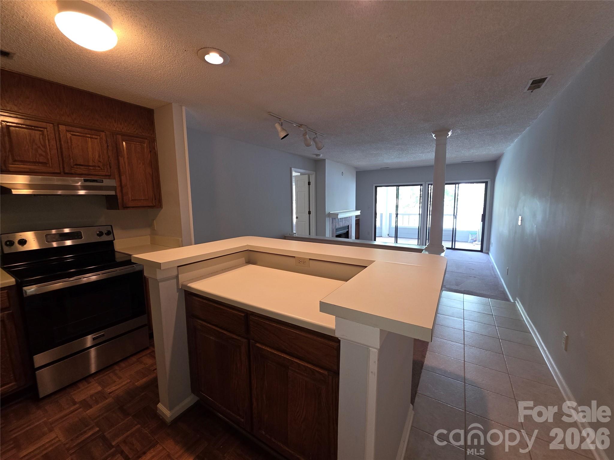 323 Northwest Drive Property Photo 5