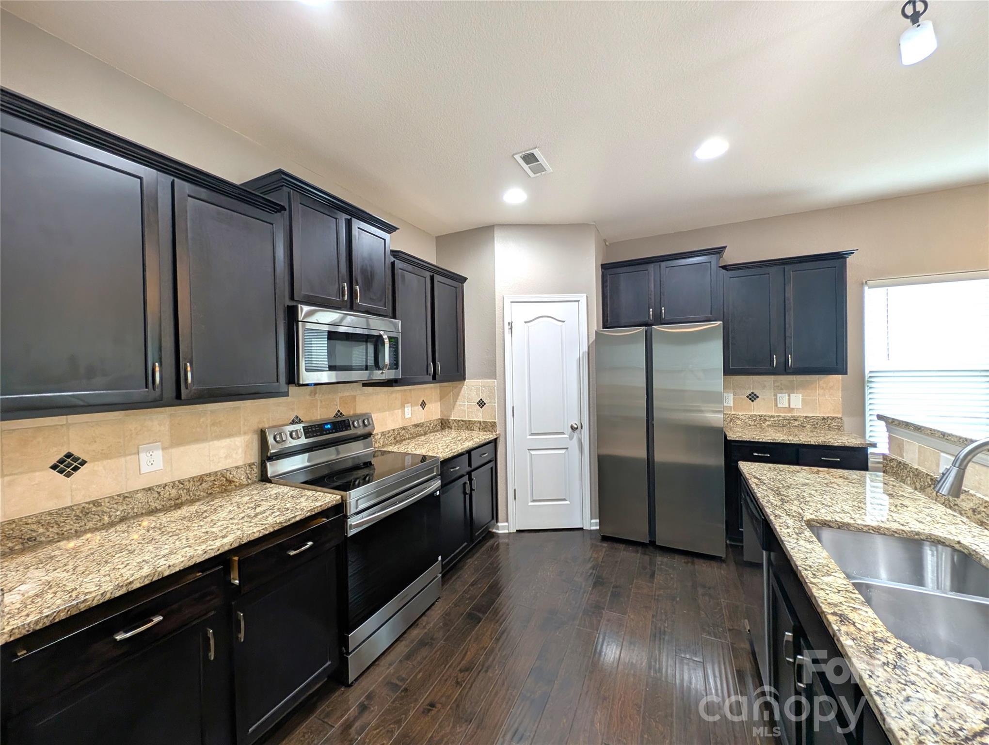 9223 Avery Meadows Drive Property Photo 3
