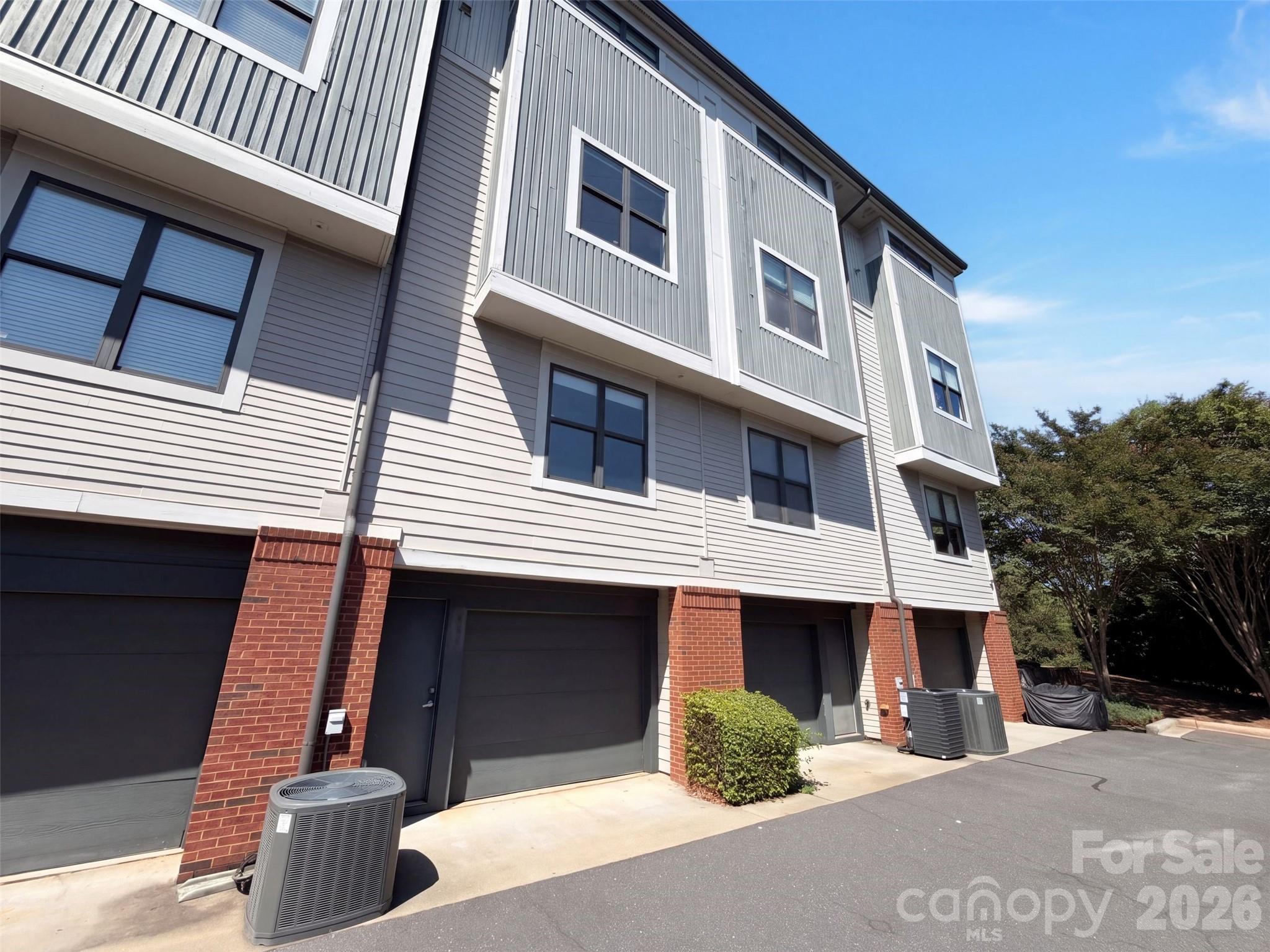542 N Mcdowell Street Property Photo 7