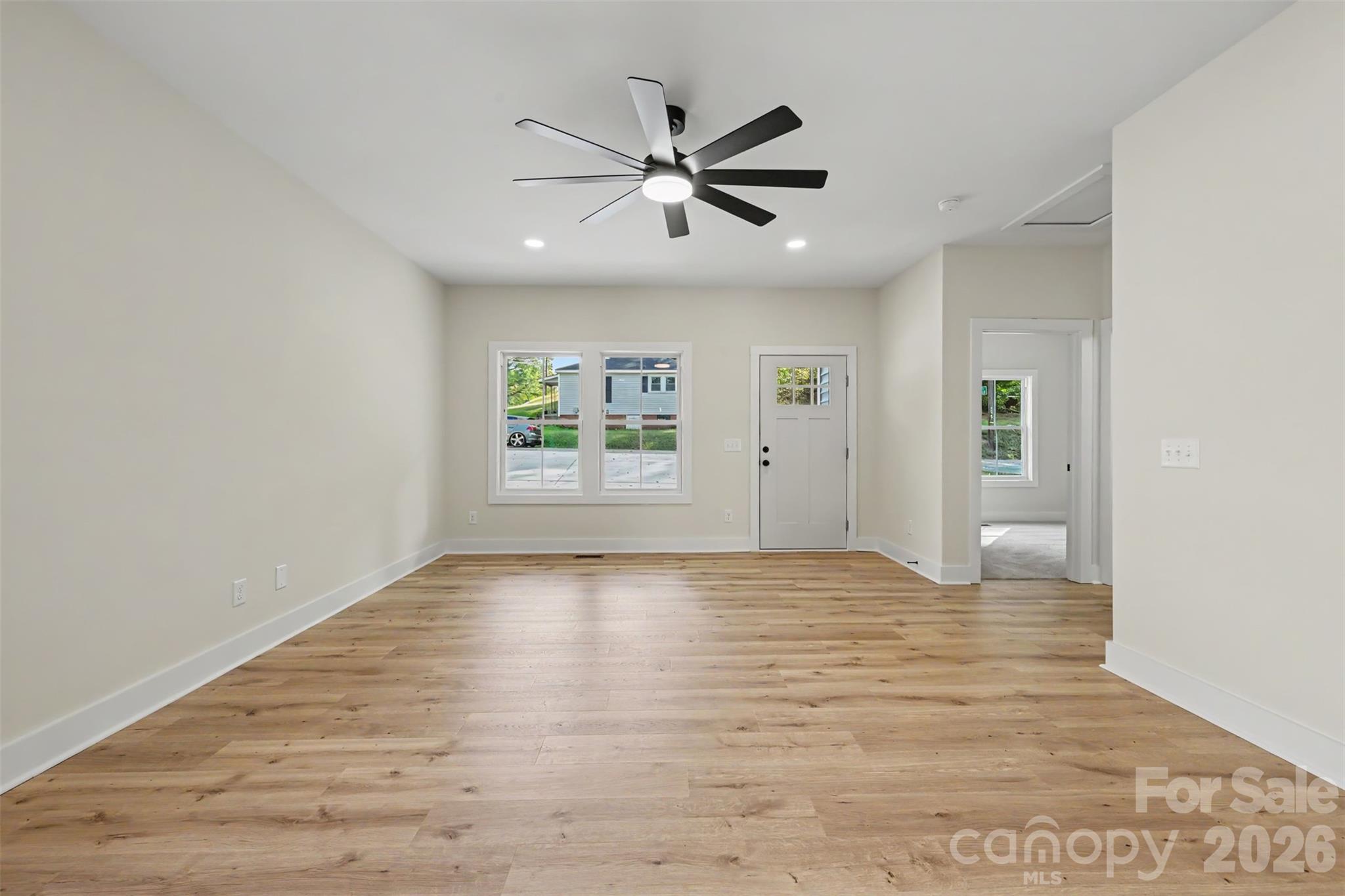 910 W 8th Street Property Photo 3