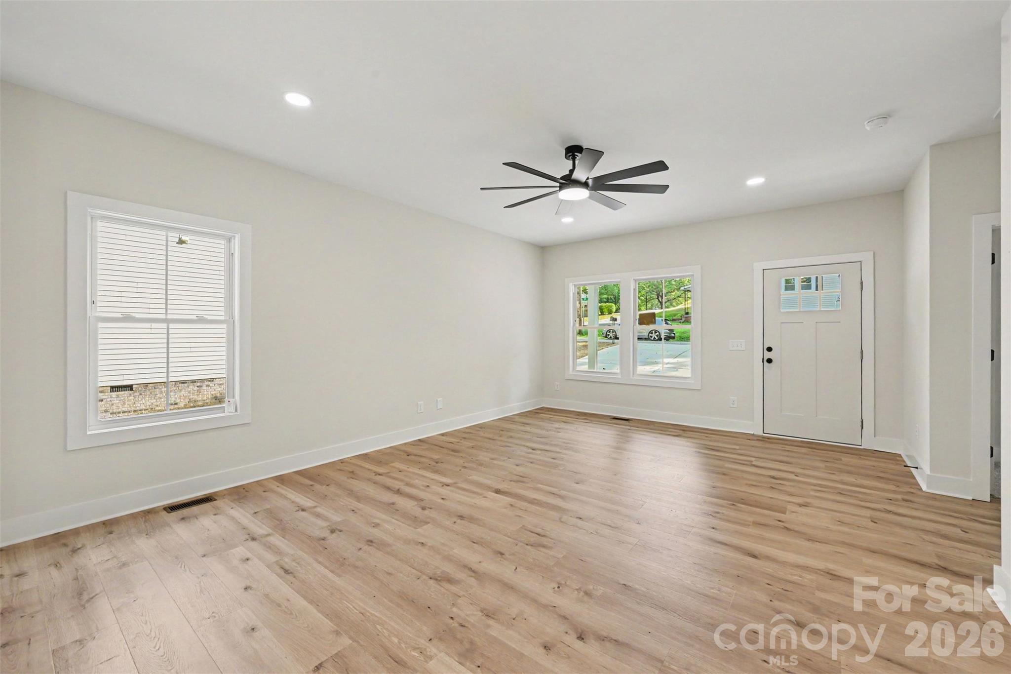 910 W 8th Street Property Photo 4
