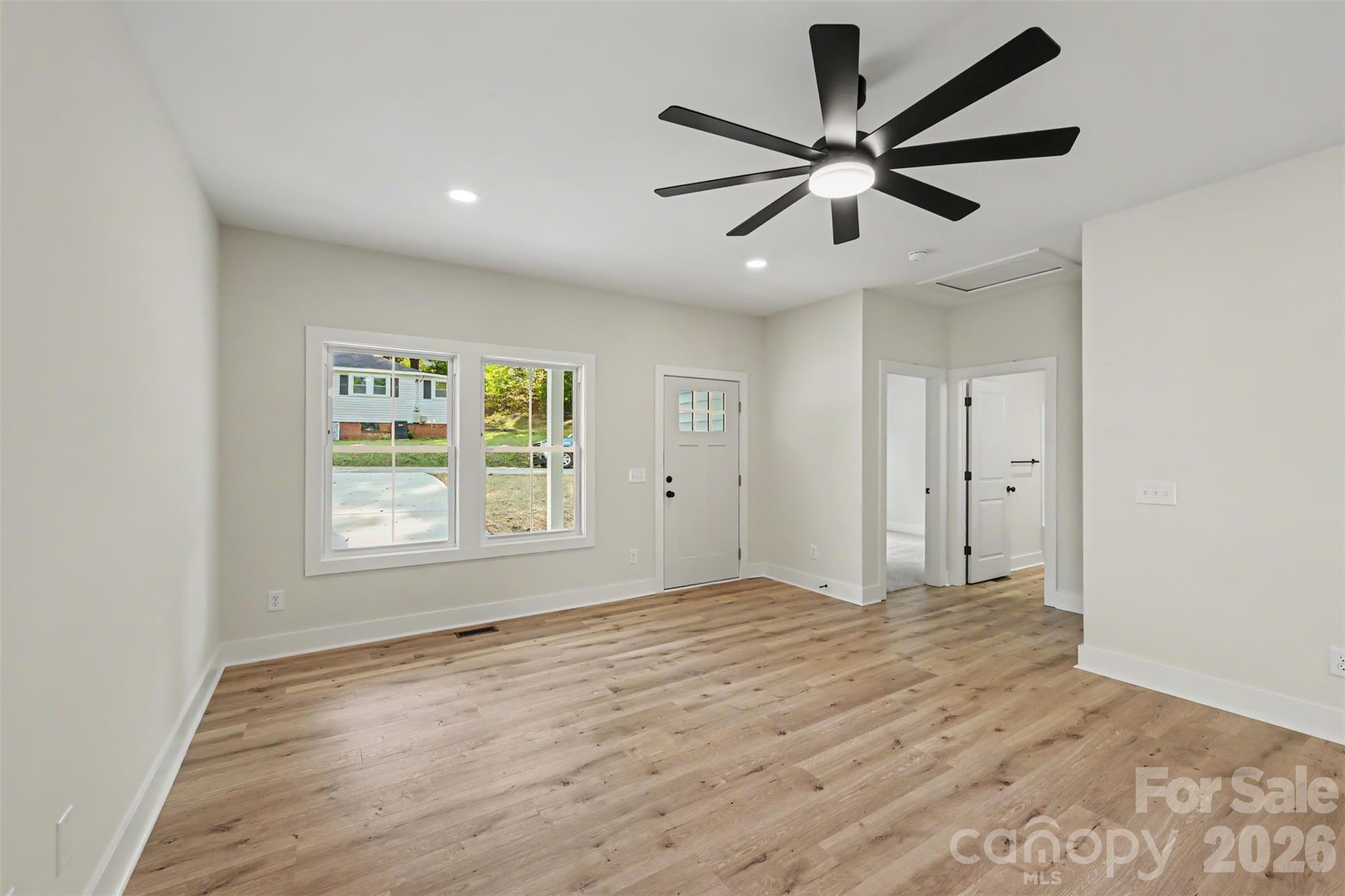 910 W 8th Street Property Photo 5