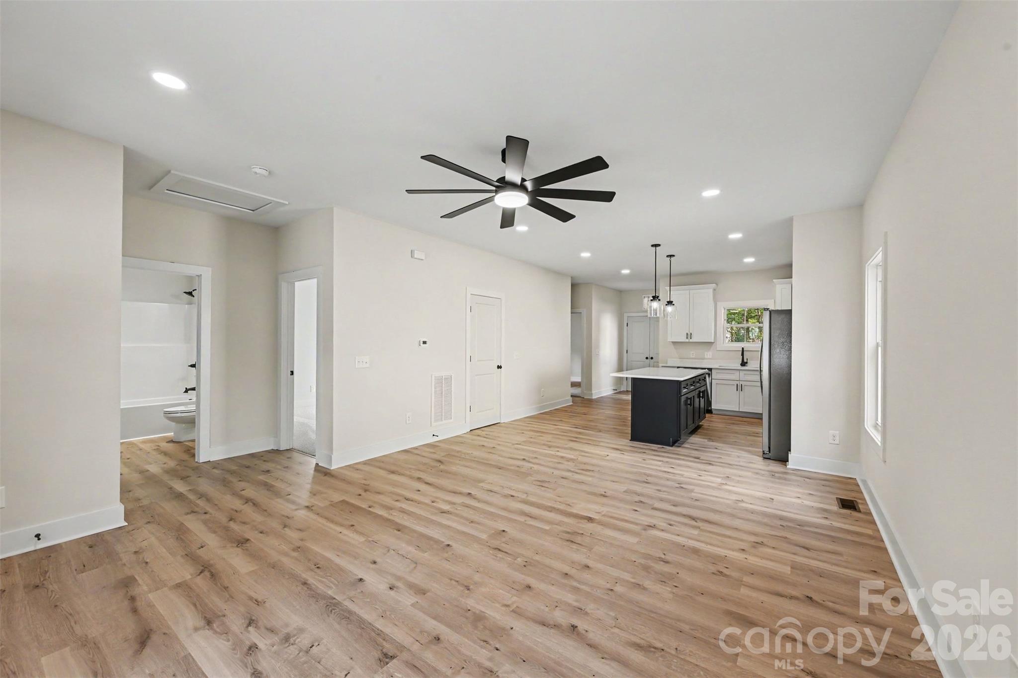 910 W 8th Street Property Photo 6