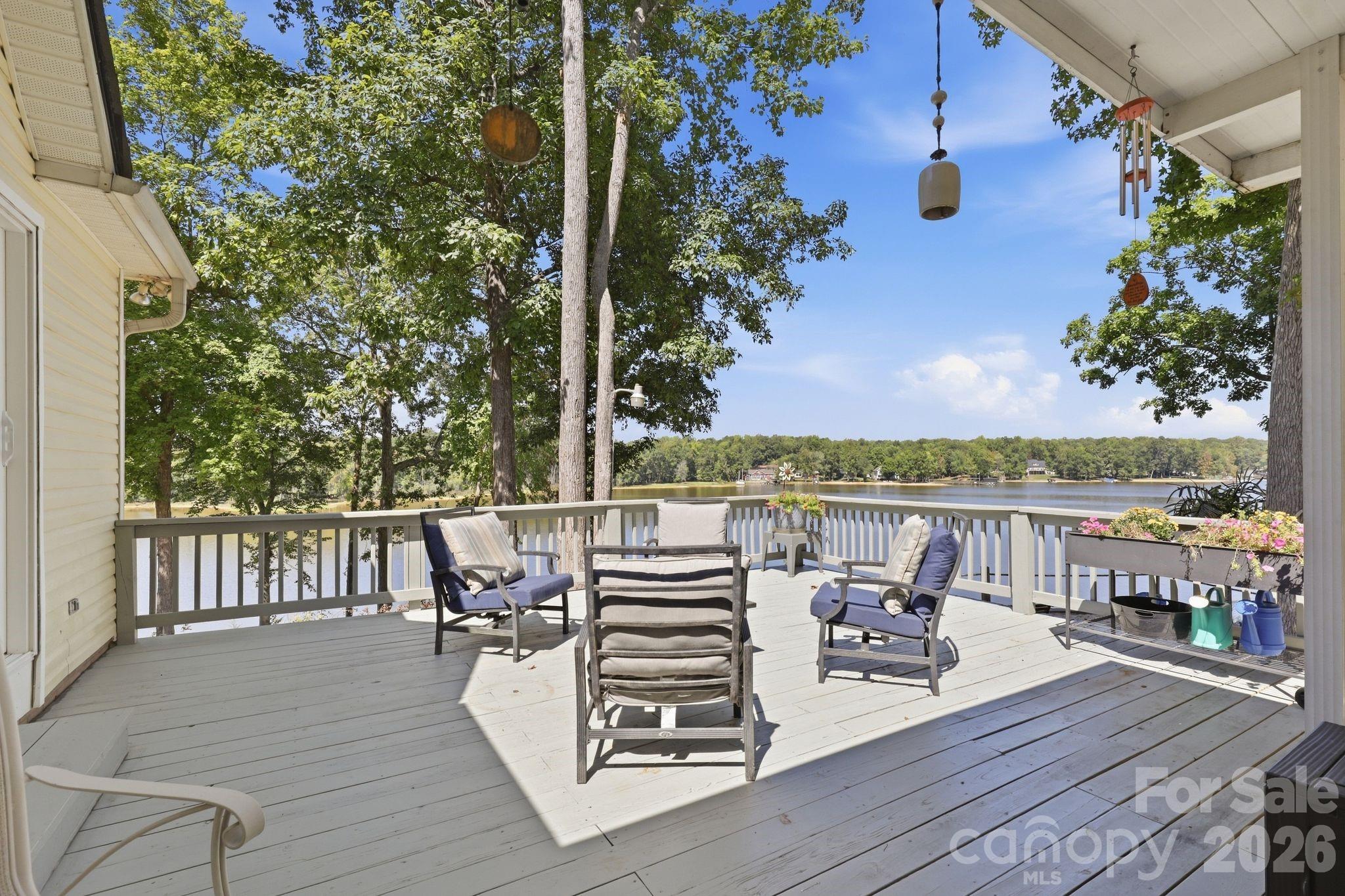 380 Lake Landing Drive Property Photo 2