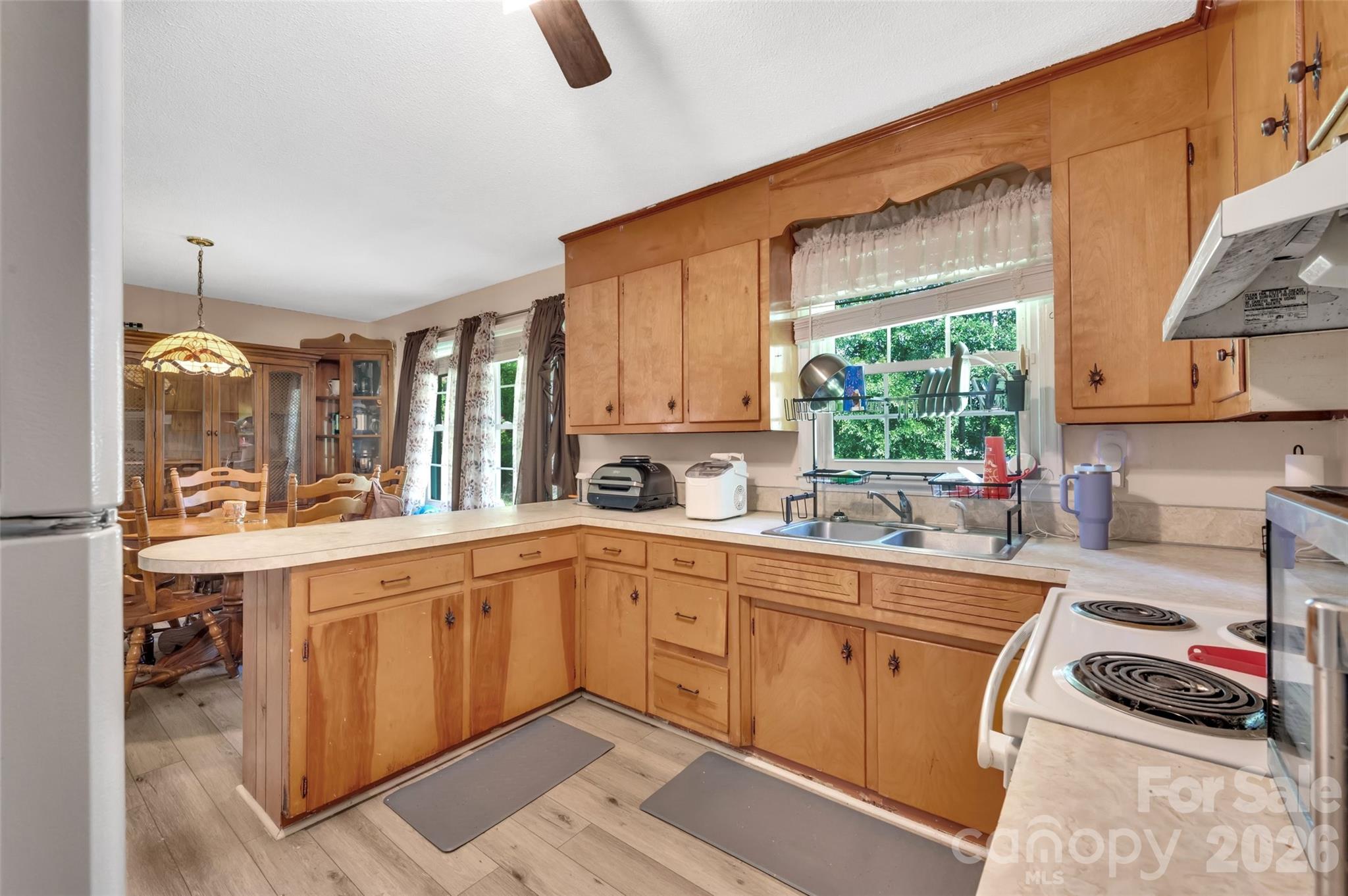 5301 Dellinger Circle Property Photo 4
