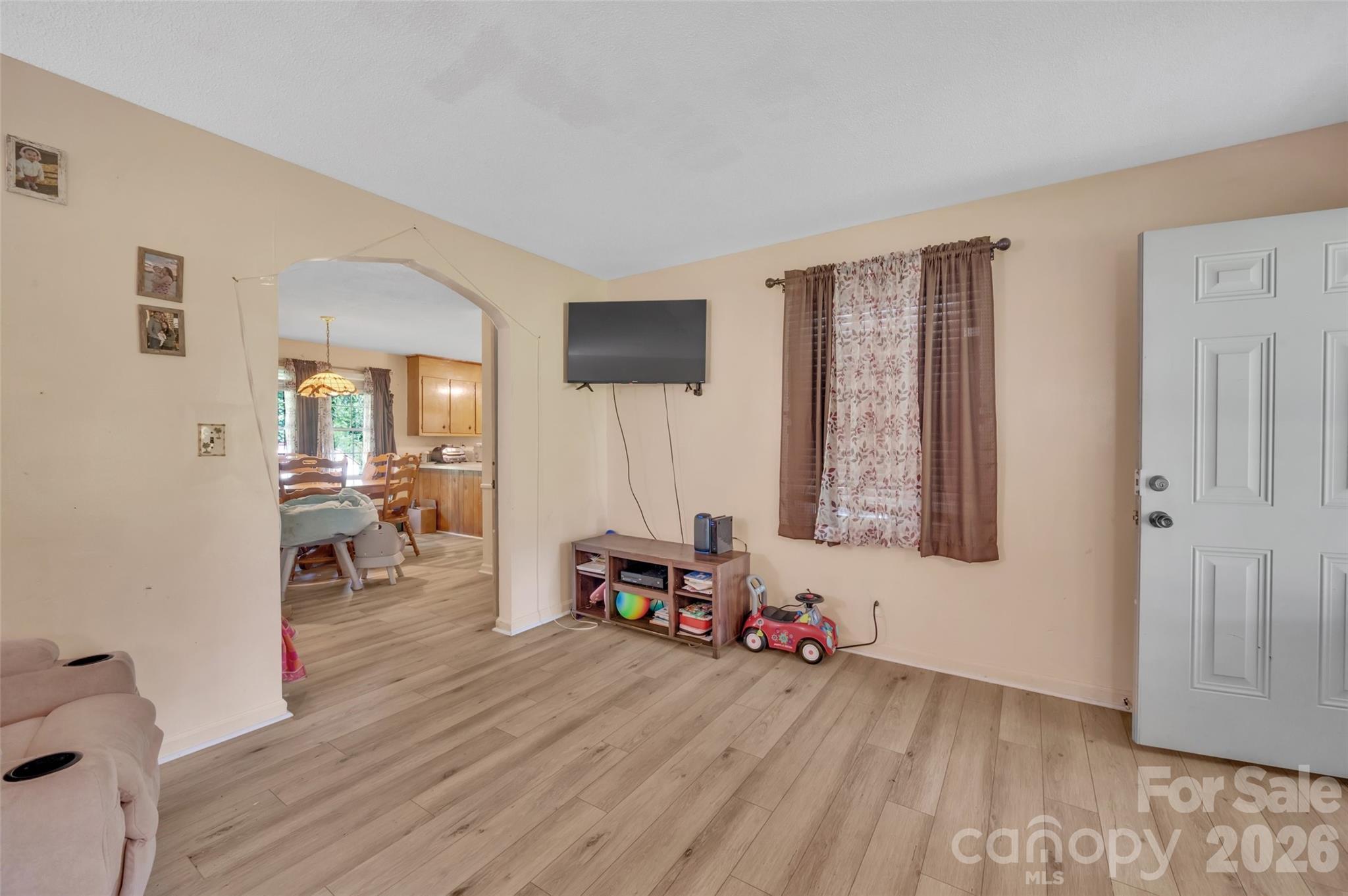 5301 Dellinger Circle Property Photo 6