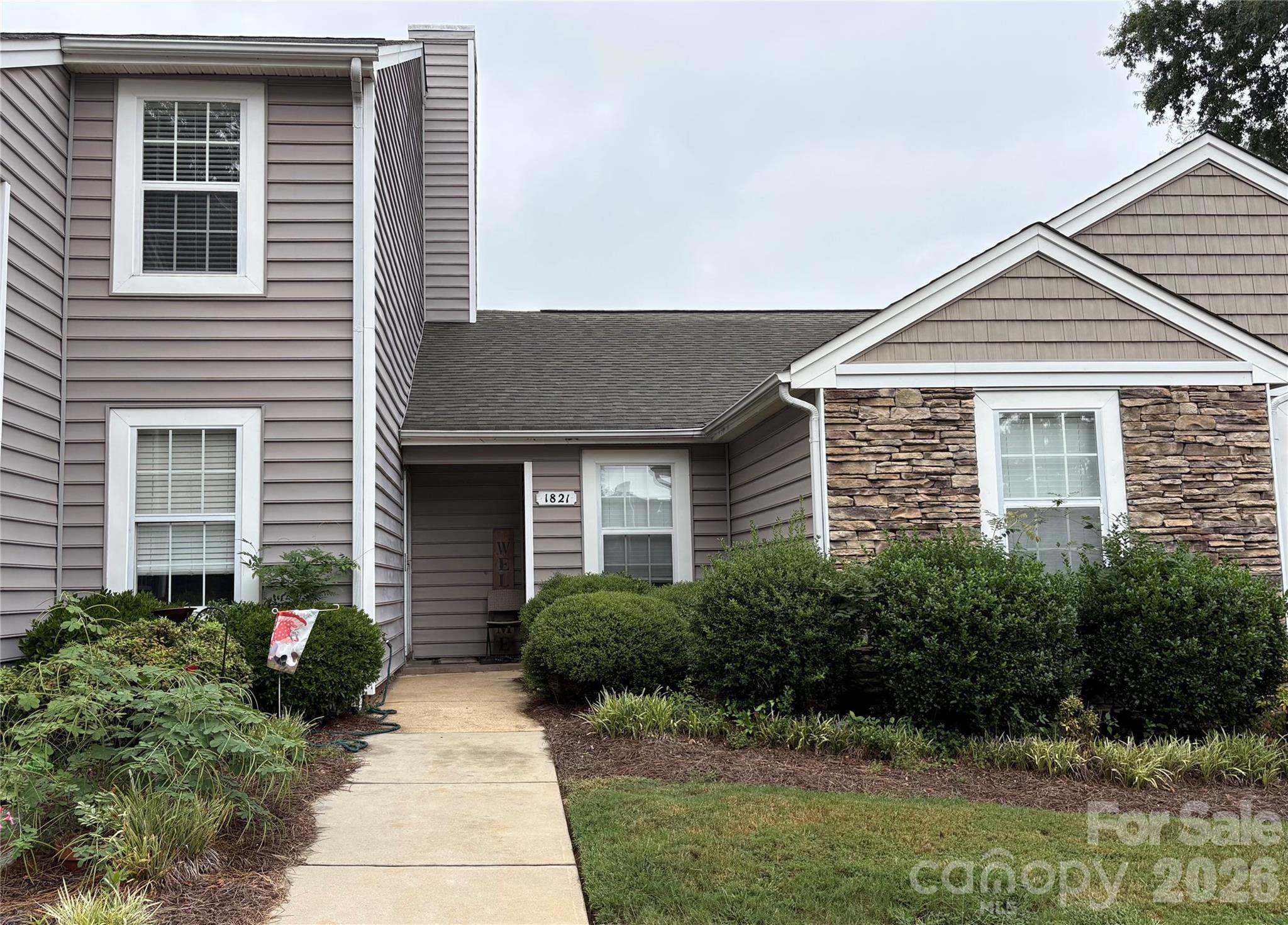 1821 Fairlawn Court Property Photo 1
