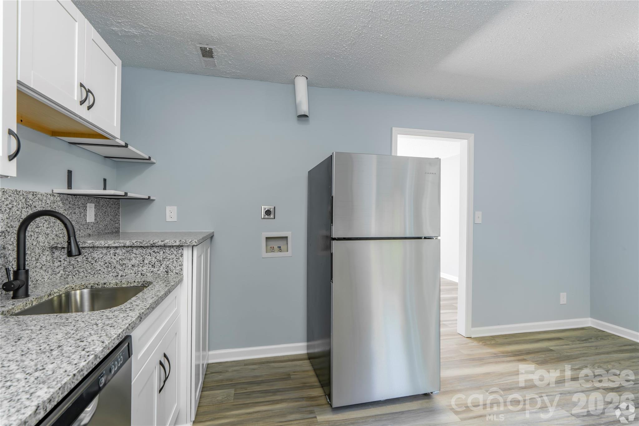 300 E Charlotte Avenue 5 Property Photo 3