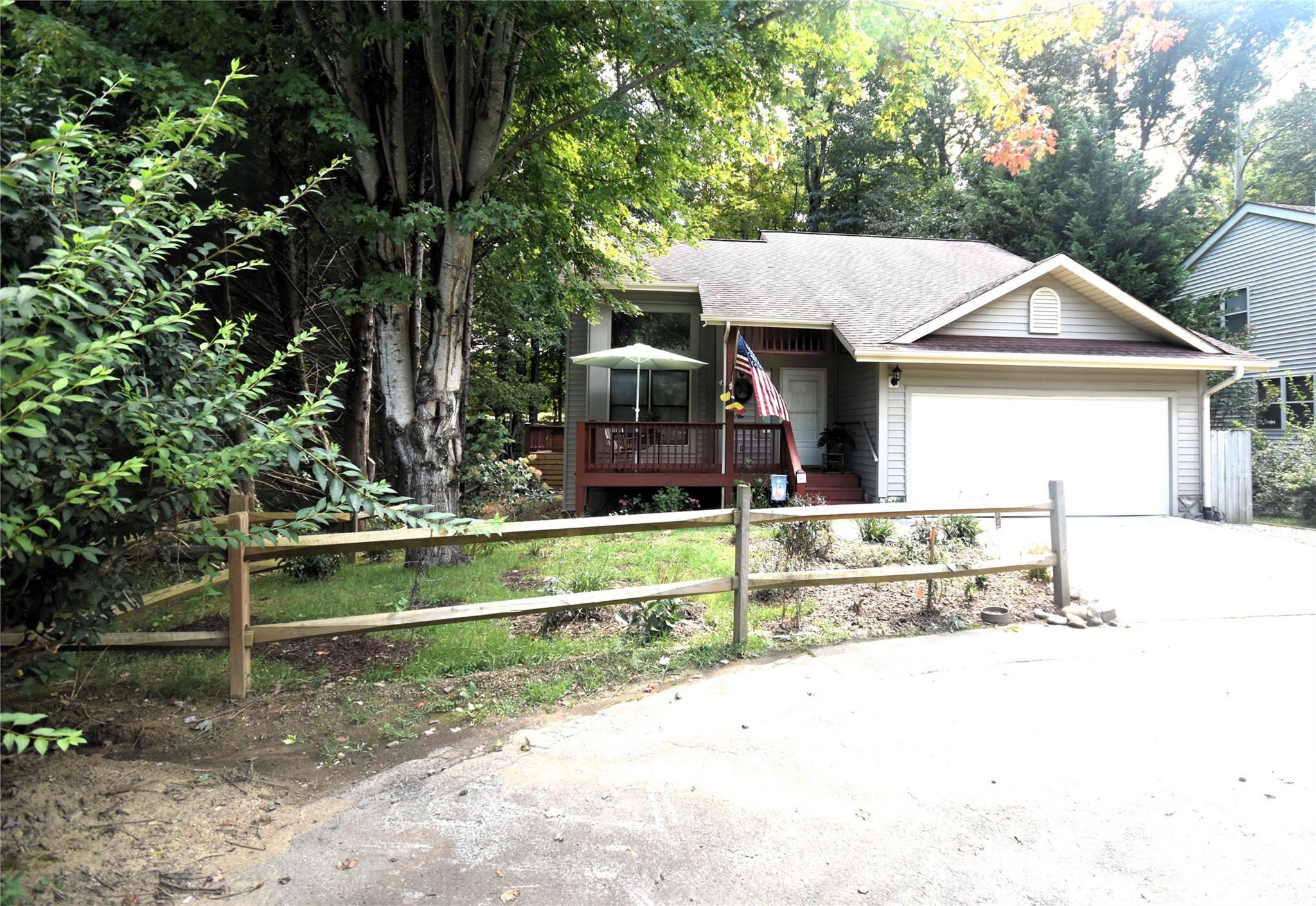 98 Indian Trace Road Property Photo 4