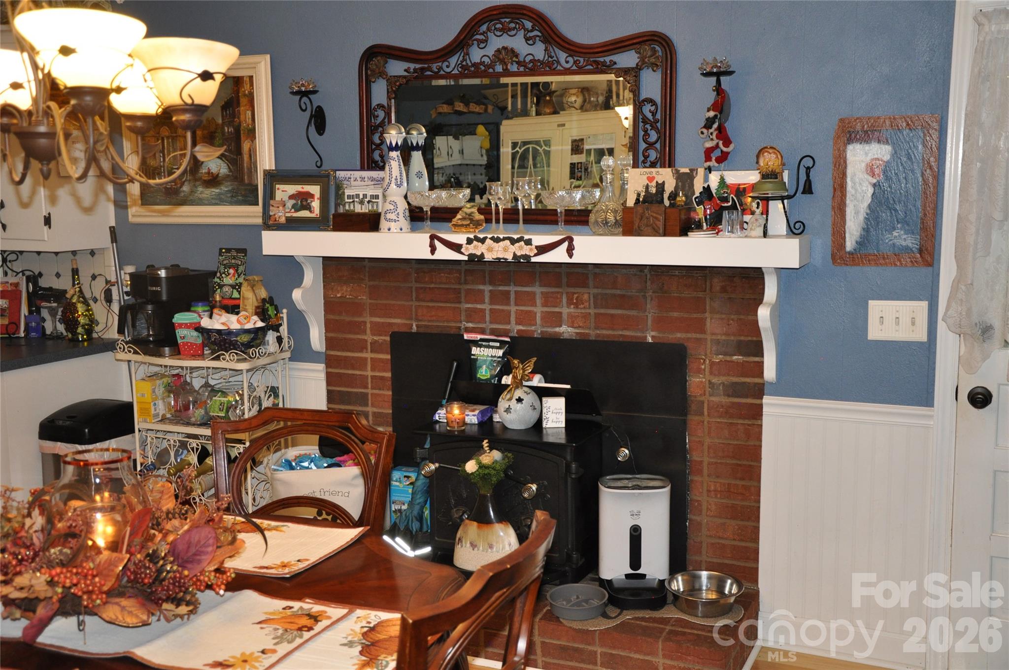 6045 Woodcove Drive Property Photo 9