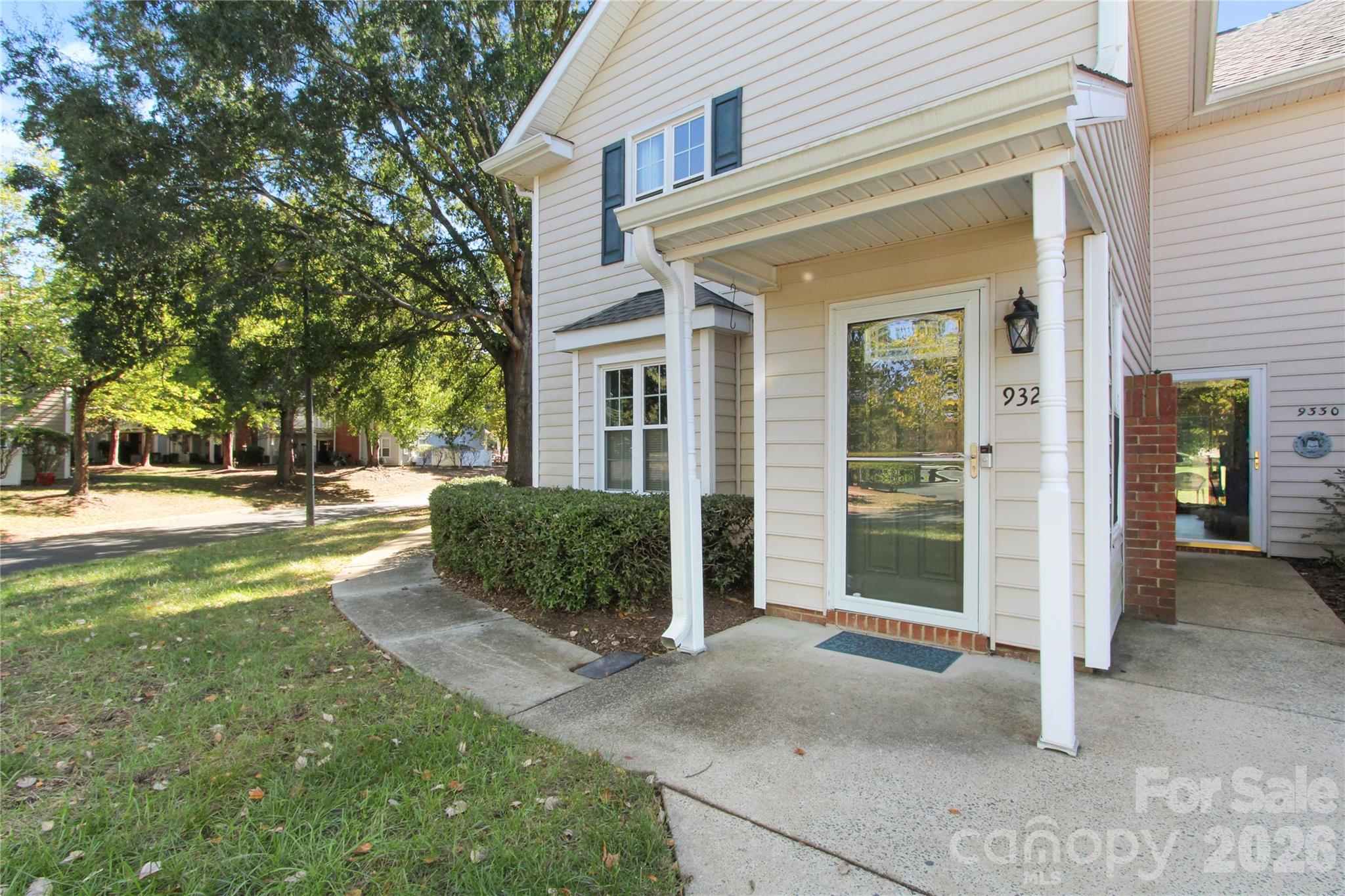 9328 S Vicksburg Park Court Property Photo 3