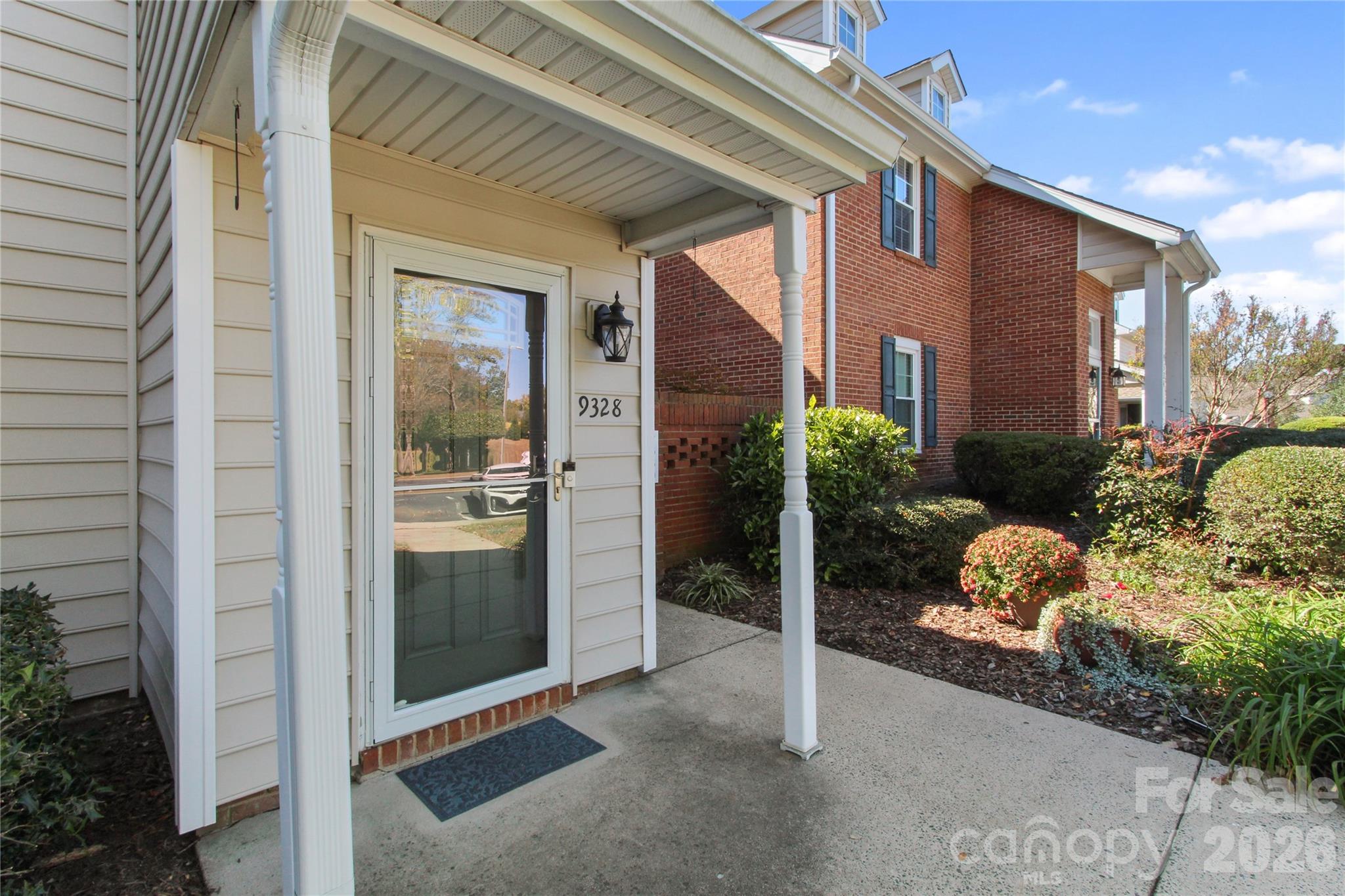 9328 S Vicksburg Park Court Property Photo 4