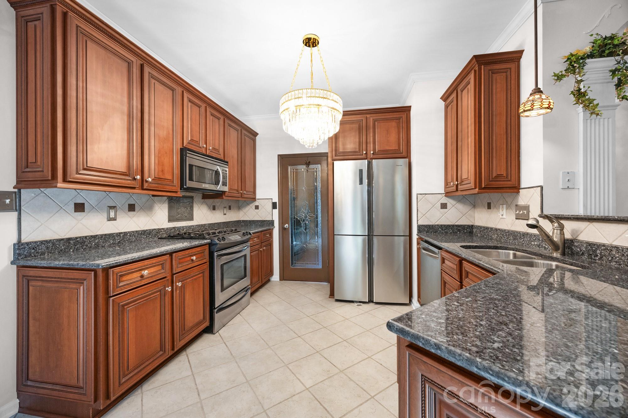 11623 Fox Hill Drive Property Photo 6